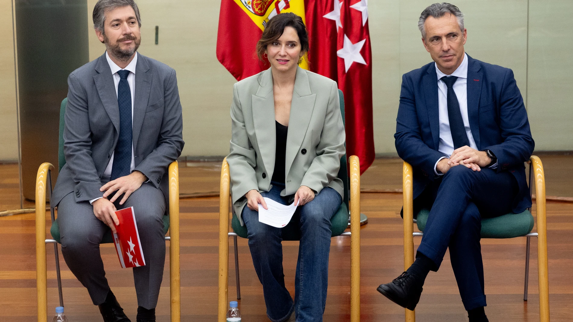 (I-D) El consejero de Presidencia, Justicia y Administración Local de la Comunidad de Madrid, Miguel Ángel García; la presidenta de la Comunidad de Madrid, Isabel Díaz Ayuso y el consejero de Medio Ambiente, Agricultura e Interior, Carlos Novillo, durante un encuentro con un grupo de representantes de los efectivos profesionales movilizados por la Administración autonómica para ayudar en la zona afectada por la DANA en la Comunidad Valenciana, a 15 de noviembre de 2024, en Madrid (España). Es...