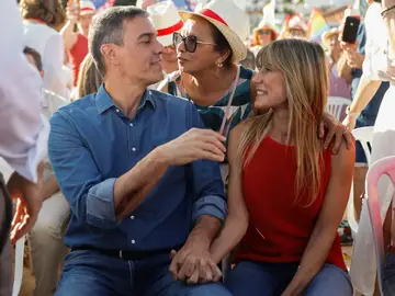 El secretario general del PSOE y presidente del Gobierno, Pedro Sánchez, junto a su mujer, Begoña Gómez, durante un acto electoral de los socialistas El secretario general del PSOE y presidente del Gobierno, Pedro Sánchez, junto a su mujer, Begoña Gómez, durante un acto electoral de los socialistas