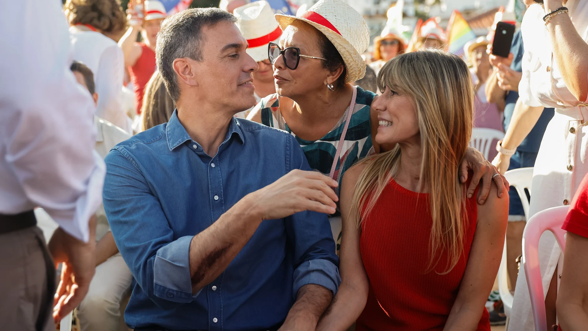 El secretario general del PSOE y presidente del Gobierno, Pedro Sánchez, junto a su mujer, Begoña Gómez, durante un acto electoral de los socialistas en Benalmádena (Málaga)