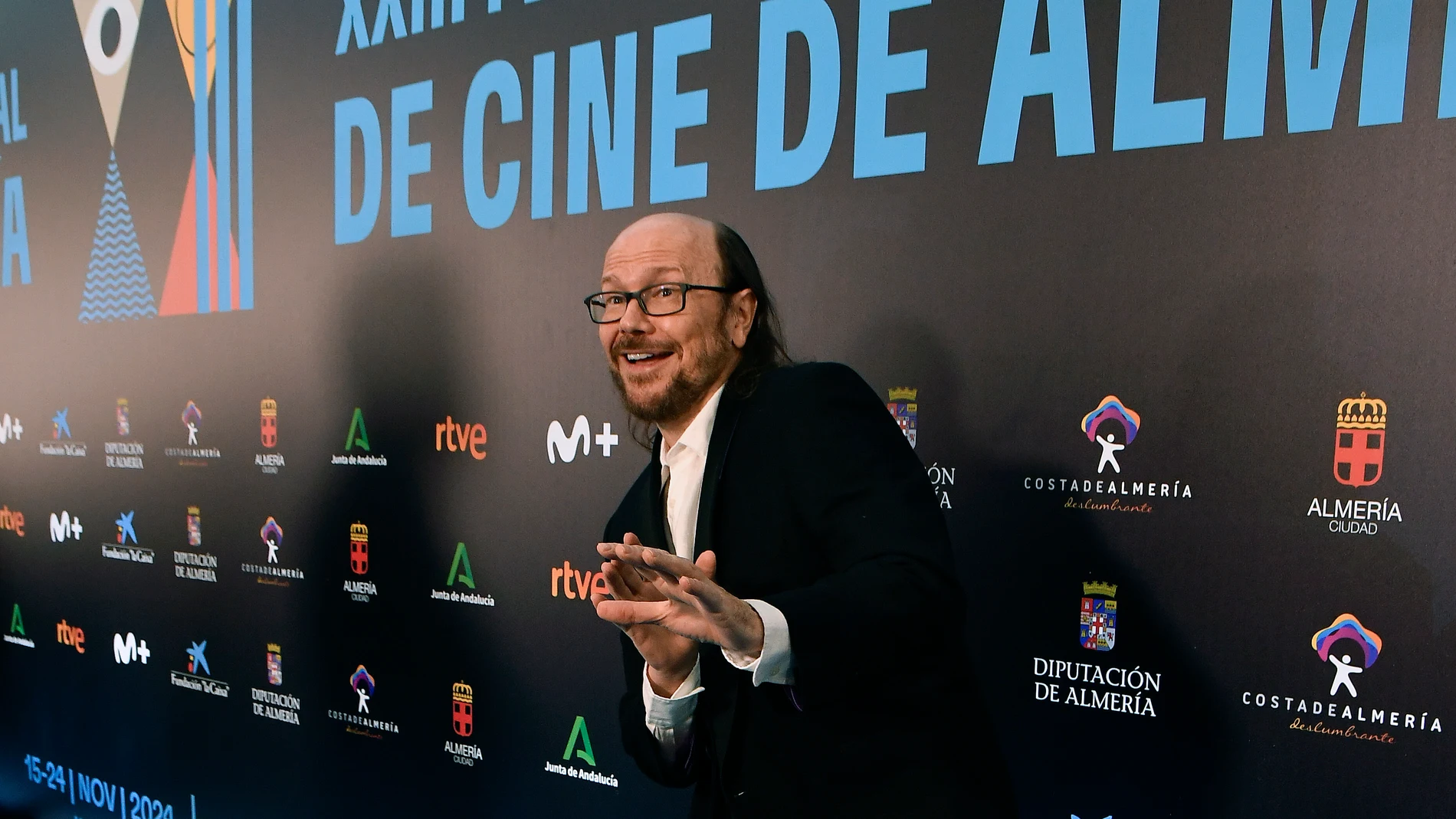 ALMERÍA, 15/11/2024.- El actor Santiago Segura recibe el Premio de Honor durante la gala inaugural de Festival Internacional de Cine de Almería FICAL 2024, celebrada en el Auditorio Maestro Padilla de Almería. EFE/Carlos Barba