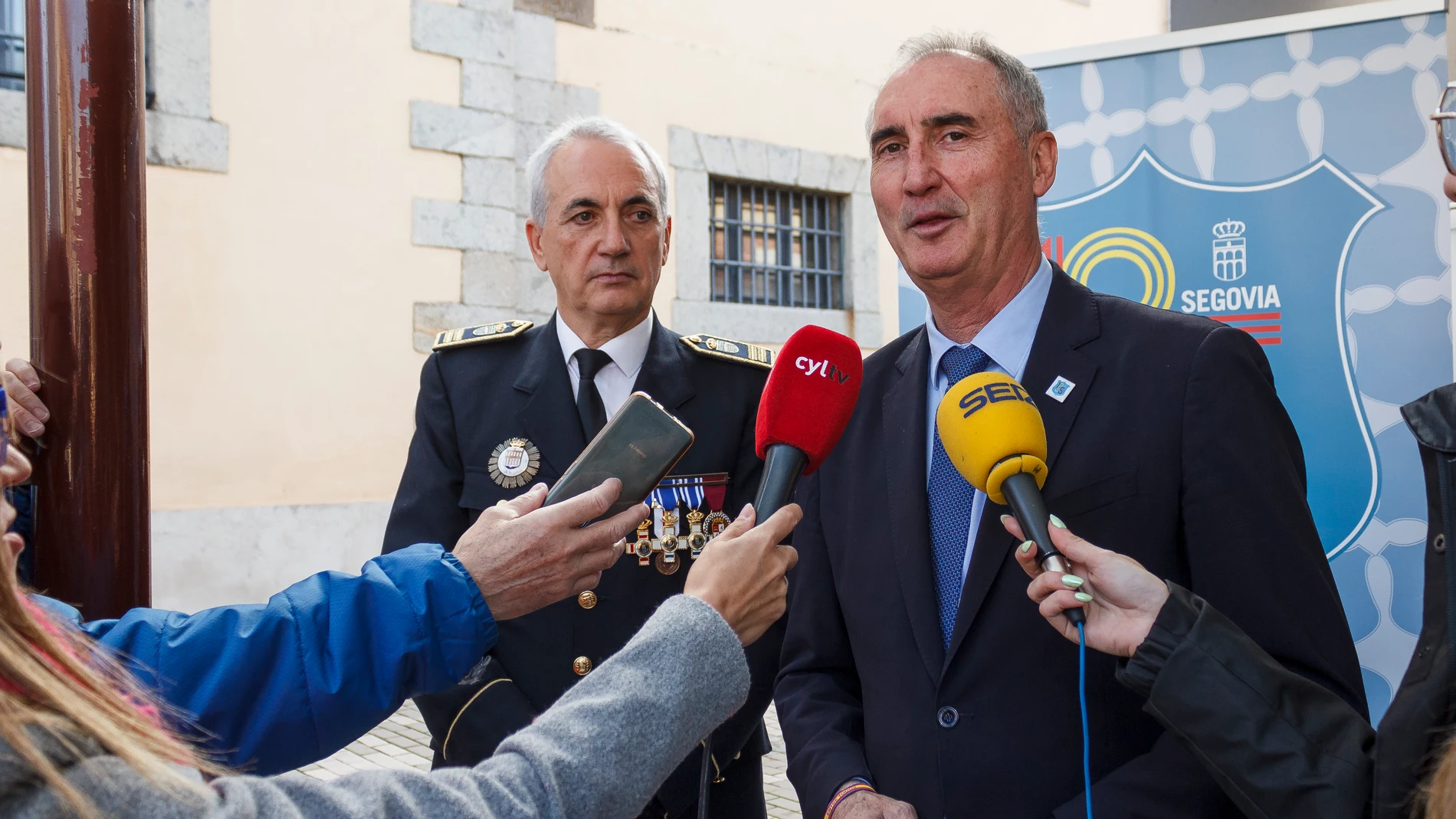 El alcalde de Segovia, José Mazarías y Vicente Sanz, nuevo intendente de la Policía Local de Segovia