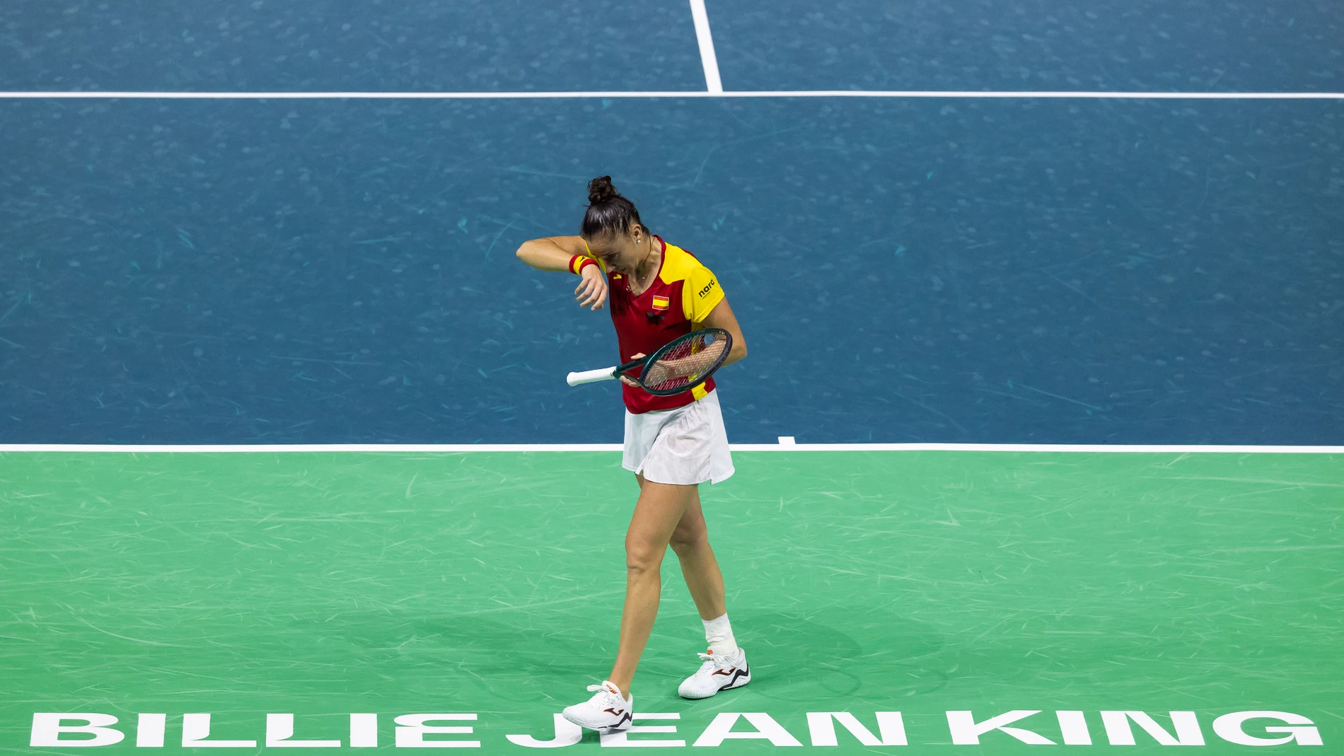 MÁLAGA, 15/11/2024.- La tenista española Sara Sorribes durante su partido contra la polaca Magda Linetteen, este viernes en las finales de la Copa Billie Jean King en Málaga. EFE/Carlos Díaz.