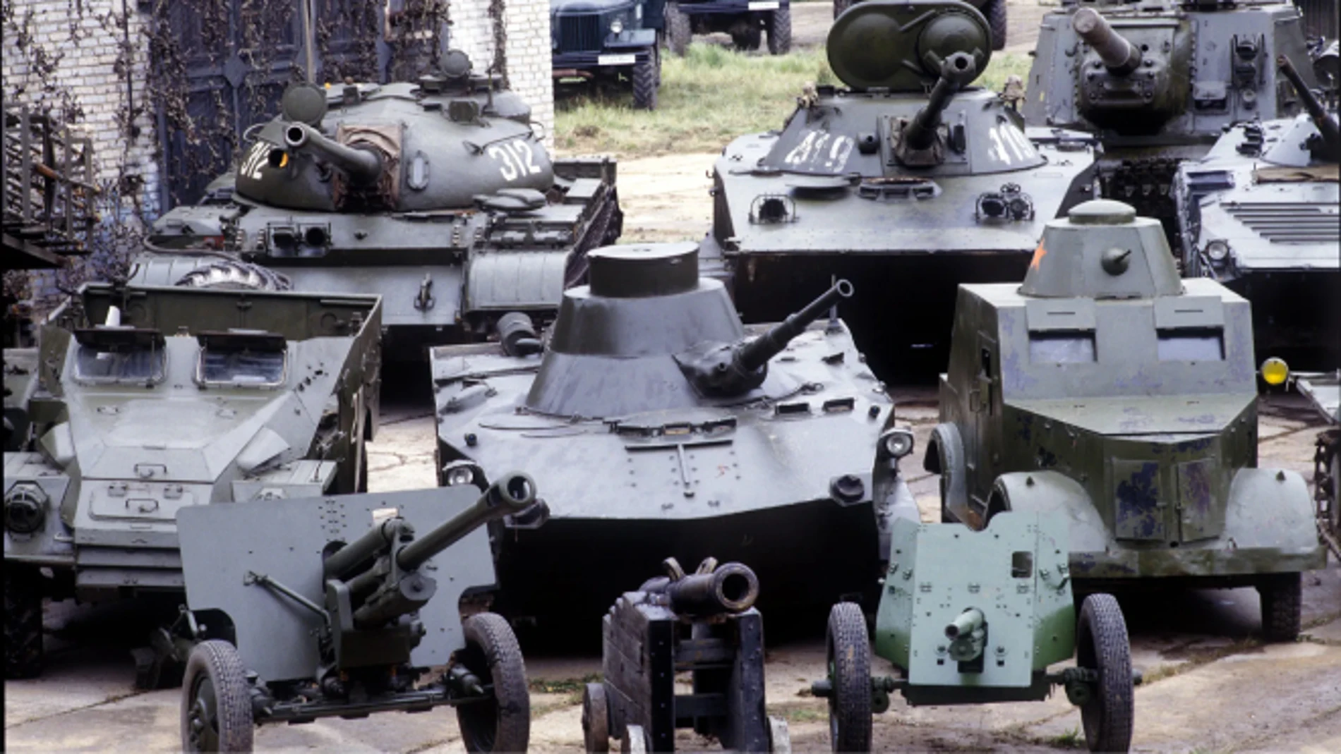 Los tanques de la Guerra Fría que el mayor estudio cinematográfico ruso ha donado para combatir en Ucrania.