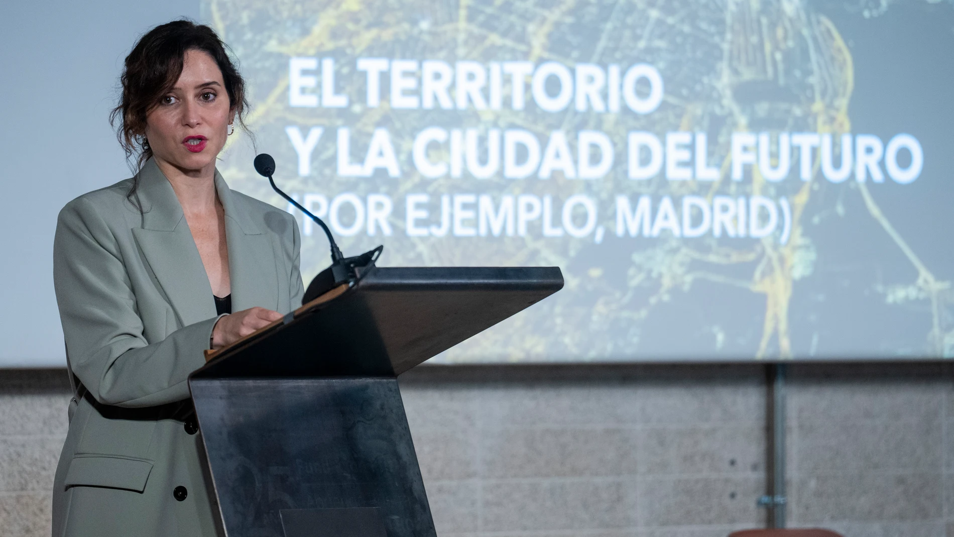 Ayuso en la jornada, El territorio y la ciudad del futuro en COAM