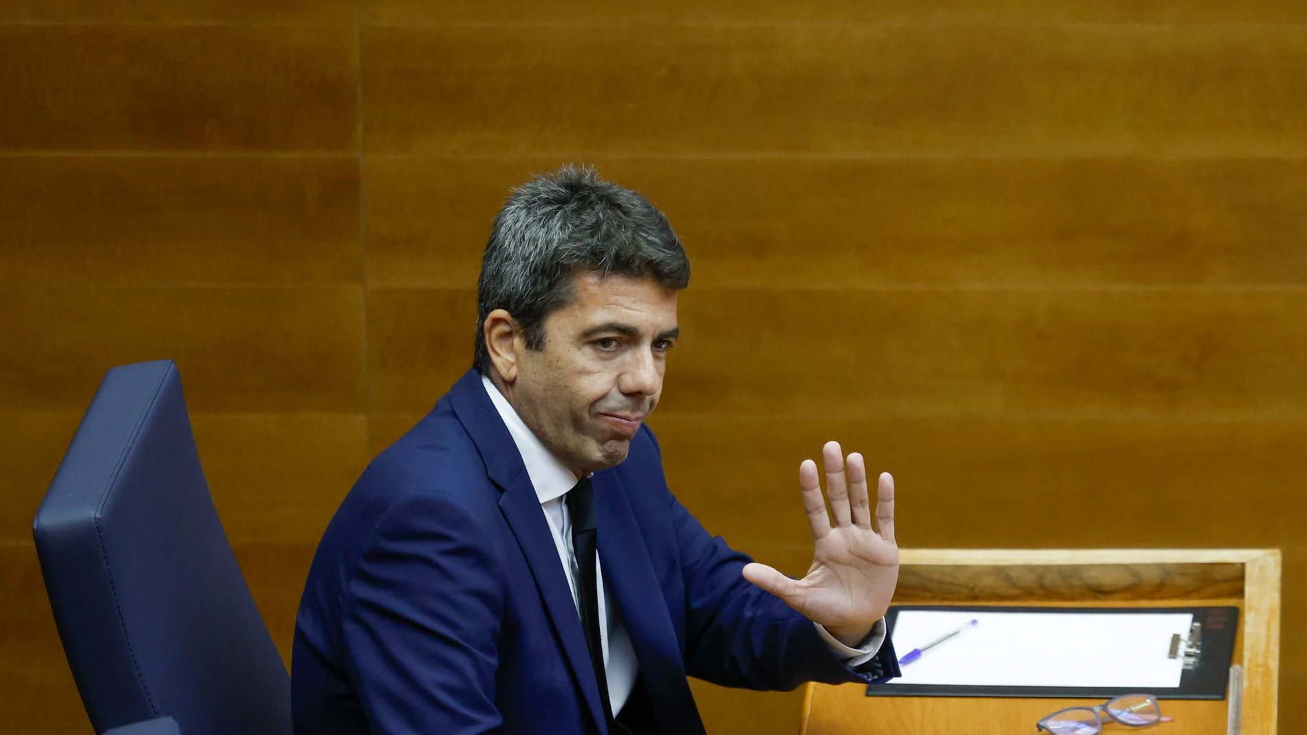 VALENCIA (ESPAÑA), 15/11/2024.- El president de la Generalitat, Carlos Mazón tras comparecer en Les Corts durante el pleno de este viernes en el que rinde cuentas de lo que hizo el 29 de octubre y contar cómo va a remodelar la estructura de su gobierno para adaptarla a la reconstrucción. EFE/Biel Aliño