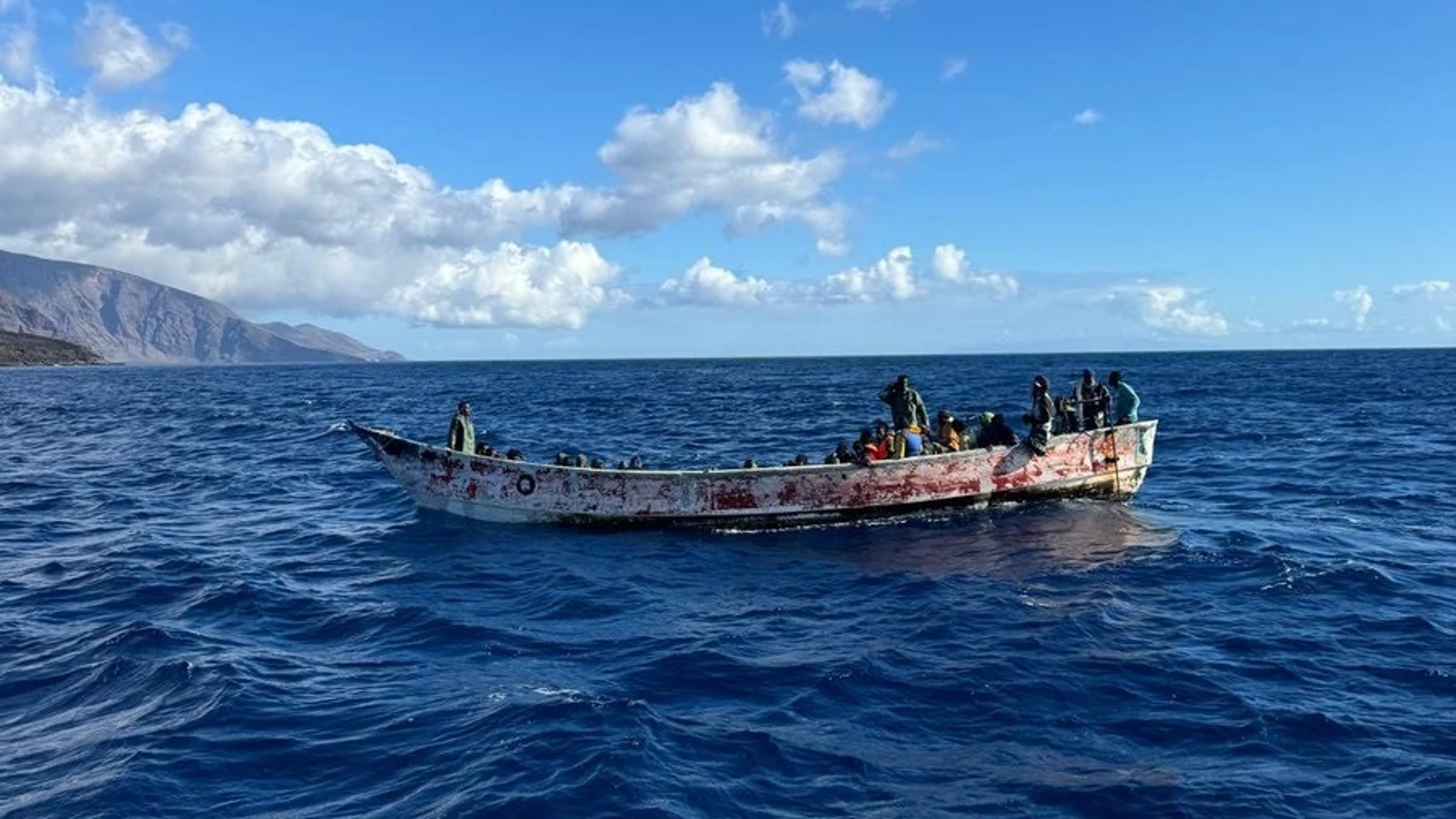 Cayuco interceptado en aguas cercanas a El Hierro REMITIDA / HANDOUT por SALVAMENTO MARÍTIMO Fotografía remitida a medios de comunicación exclusivamente para ilustrar la noticia a la que hace referencia la imagen, y citando la procedencia de la imagen en la firma 15/11/2024
