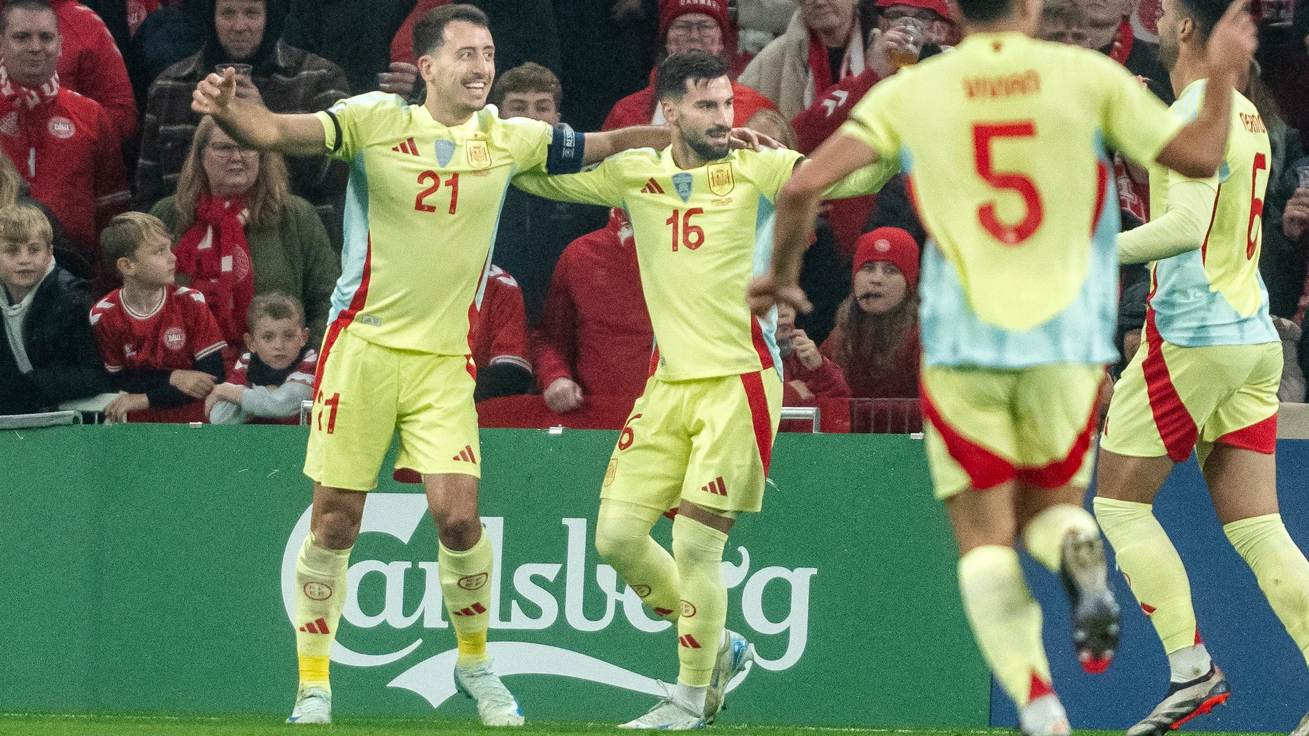 Copenhagen (Denmark), 15/11/2024.- Spain's Mikel Oyarzabal celebrates scoring the 1-0 during the UEFA Nations League match between Denmark and Spain at Parken in Copenhagen, Denmark, 15 November 2024. (Dinamarca, España, Copenhague) EFE/EPA/Mads Claus Rasmussen DENMARK OUT