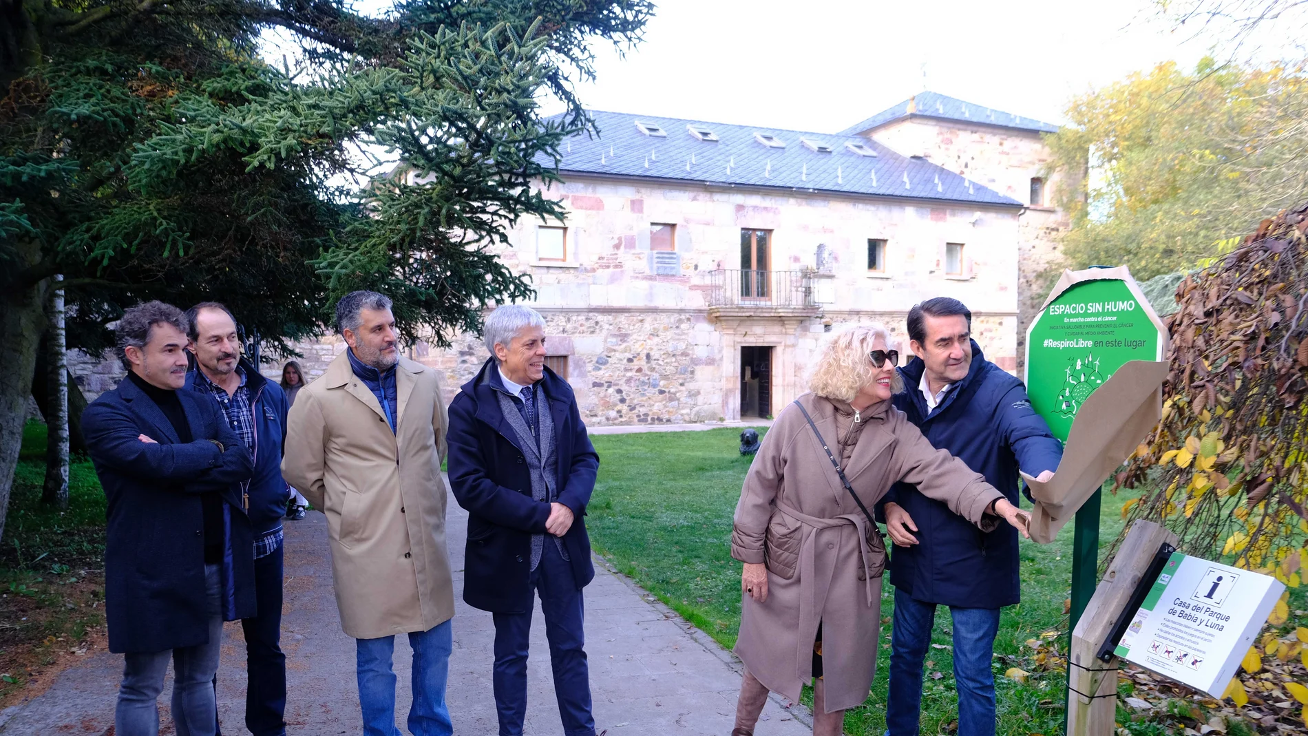 Suárez-Quiñones señala uno de los carteles de espacios sin humo durante su visita a la Casa del Parque de Babia y Luna, en la provincia de León