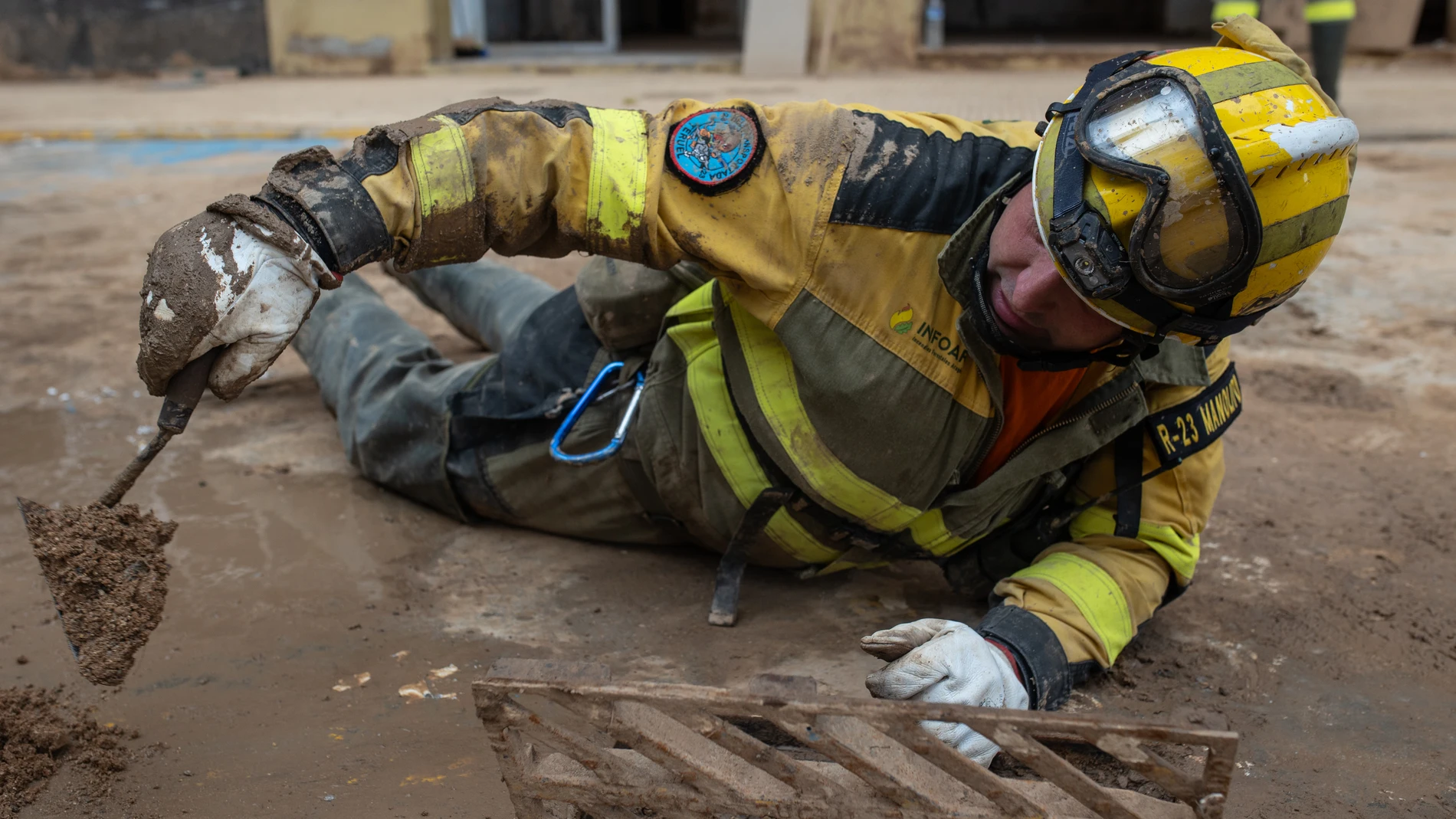 Un bombero fotestal de Aragón saca barro de una alcantarilla en la zona afectadas por la DANA, a 15 de noviembre de 2024, en Valencia, Comunidad Valenciana (España). Durante la visita a las zonas afectadas por la DANA del Cardenal Michael Czemy, Prefecto del Dicasterio para el Servicio del Desarrollo Humano Integral del Vaticano. 15 NOVIEMBRE 2024 Alejandro Martínez Vélez / Europa Press 15/11/2024