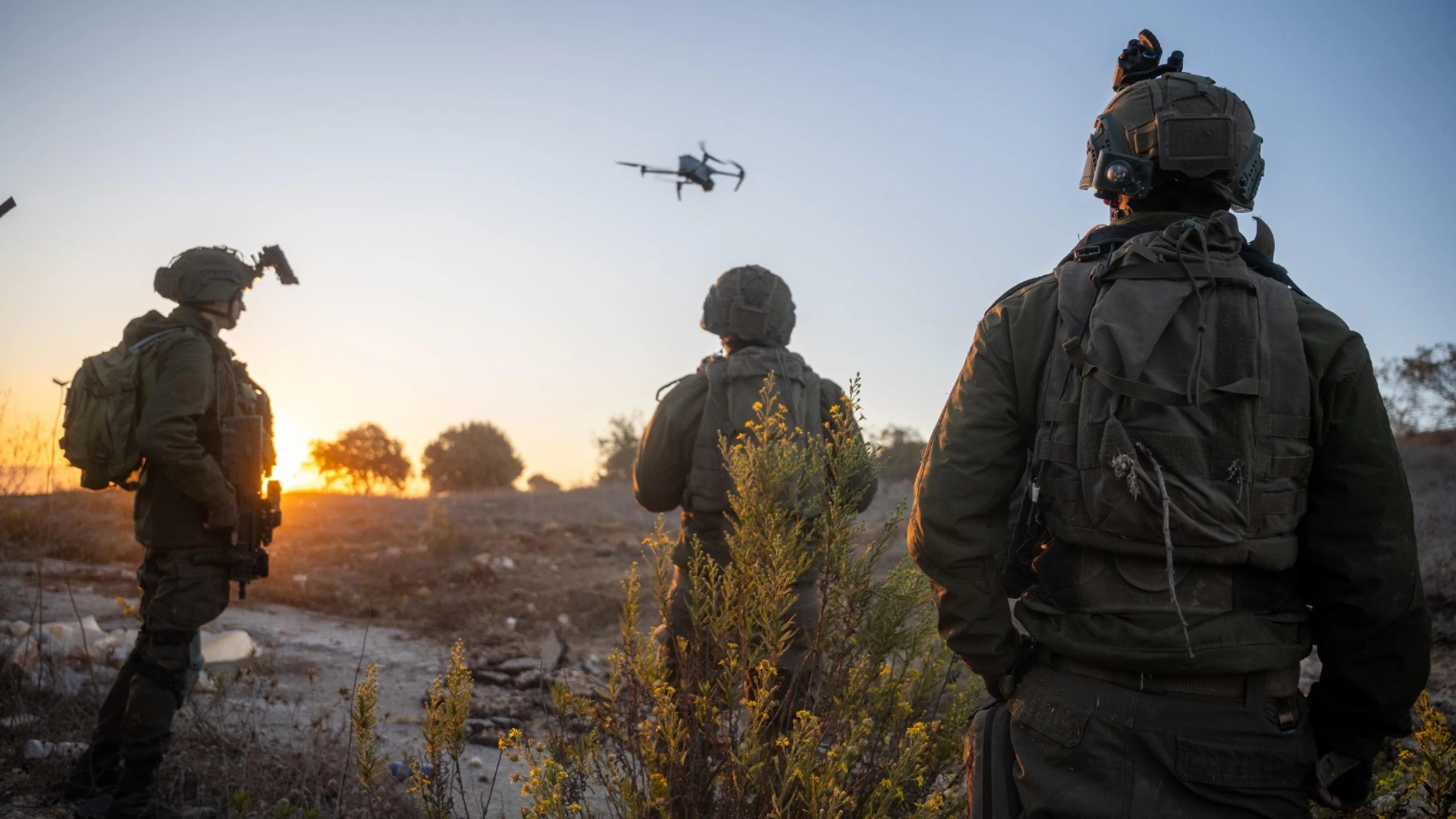 BEIRUT, 15/11/2024.- Operaciones del ejército israelí en el Líbano. El grupo libanés chií Hizbulá y la formación de milicias chiíes proiranies Resistencia Islámica en Irak reivindicaron este viernes ocho ataques con "andanadas" de proyectiles y drones contra el norte de Israel. EFE/ Ejército de Israel </picture><figcaption><b>Imagen de archivo de soldados</b><span>Agencia EFE</span></figcaption></figure></div></header></div><div class=