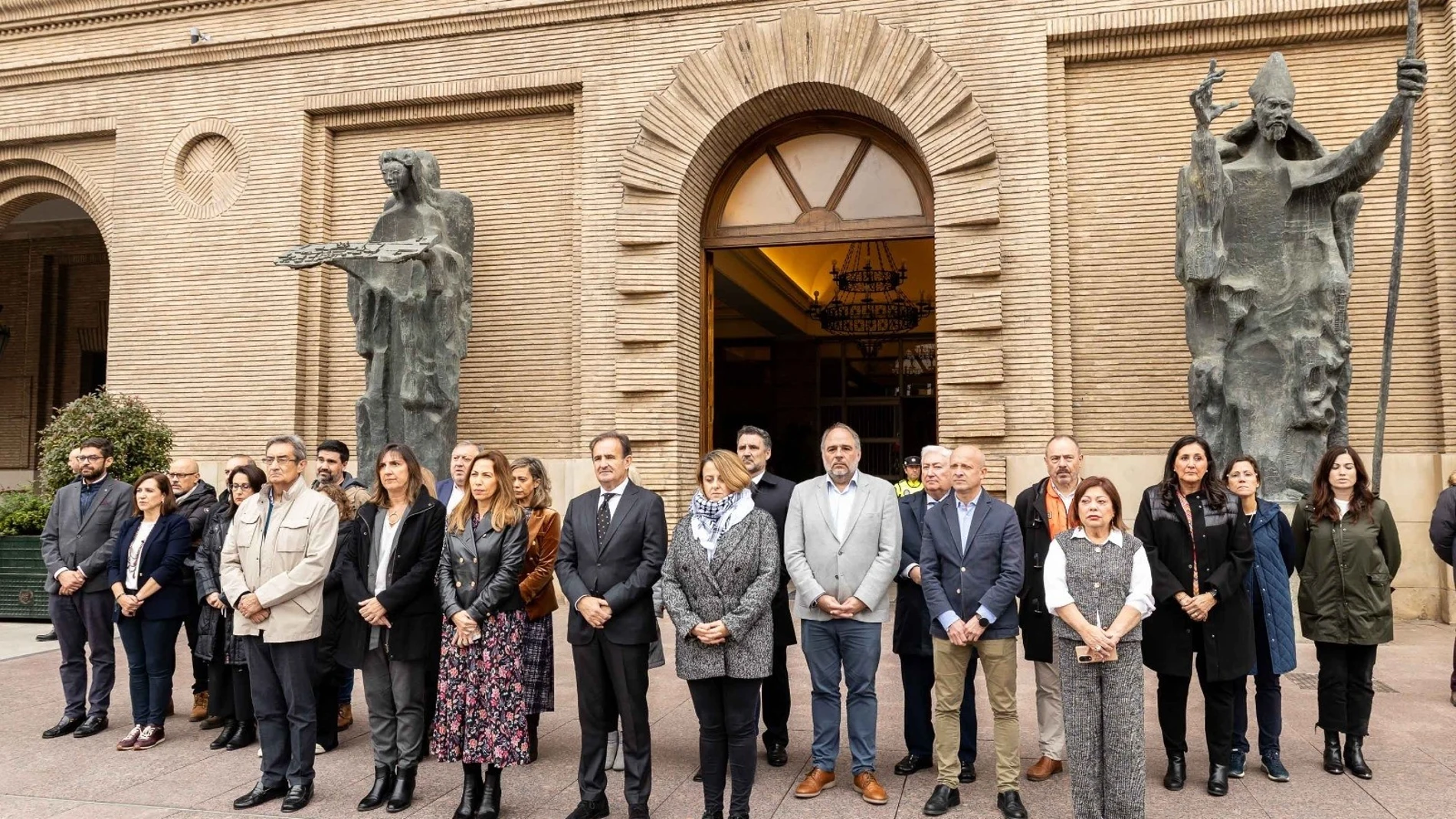 El Ayuntamiento de Zaragoza guarda un minuto de silencio por las víctimas de la residencia de Villafranca de Ebro REMITIDA / HANDOUT por MIGUEL GRACIA Fotografía remitida a medios de comunicación exclusivamente para ilustrar la noticia a la que hace referencia la imagen, y citando la procedencia de la imagen en la firma 15/11/2024