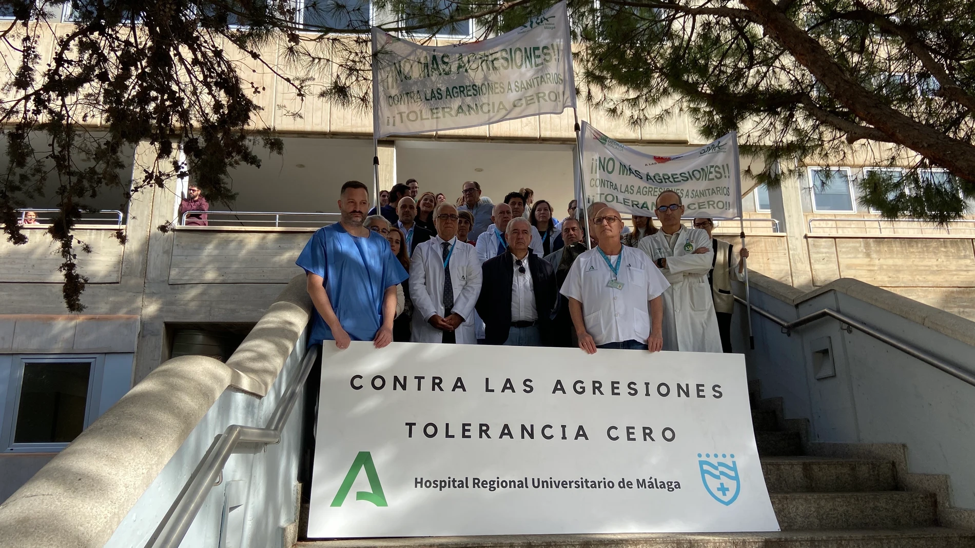 Profesionales del Hospital Clínico de Málaga se manifiestan tras el último caso registrado: una agresión a una cirujana pediátrica