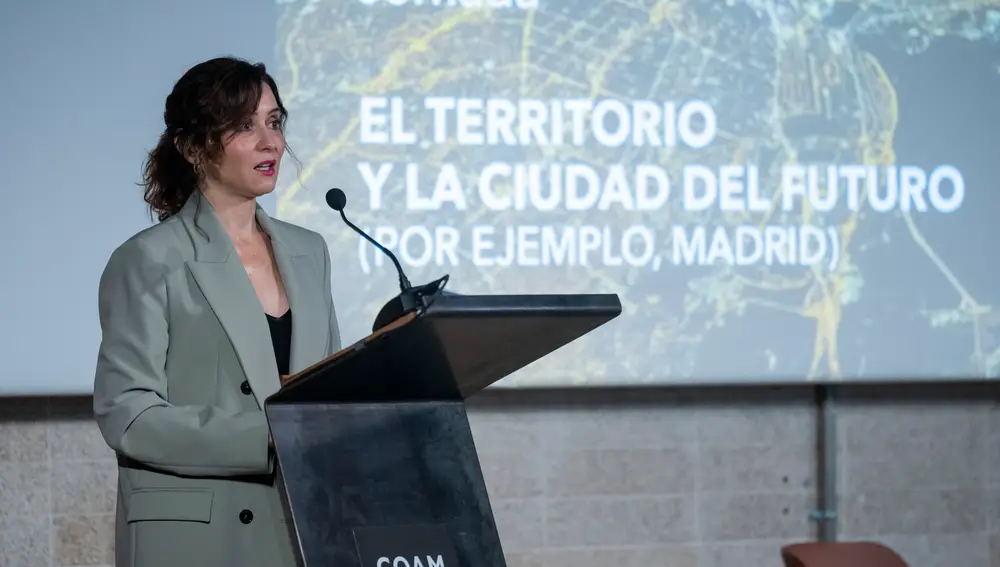 Ayuso en la jornada, El territorio y la ciudad del futuro en COAM. David Jar