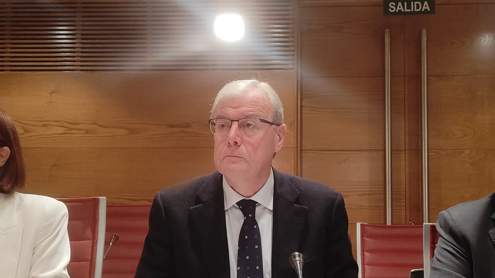 El senador popular leonés Antonio Silván durante la comisión de RTVE