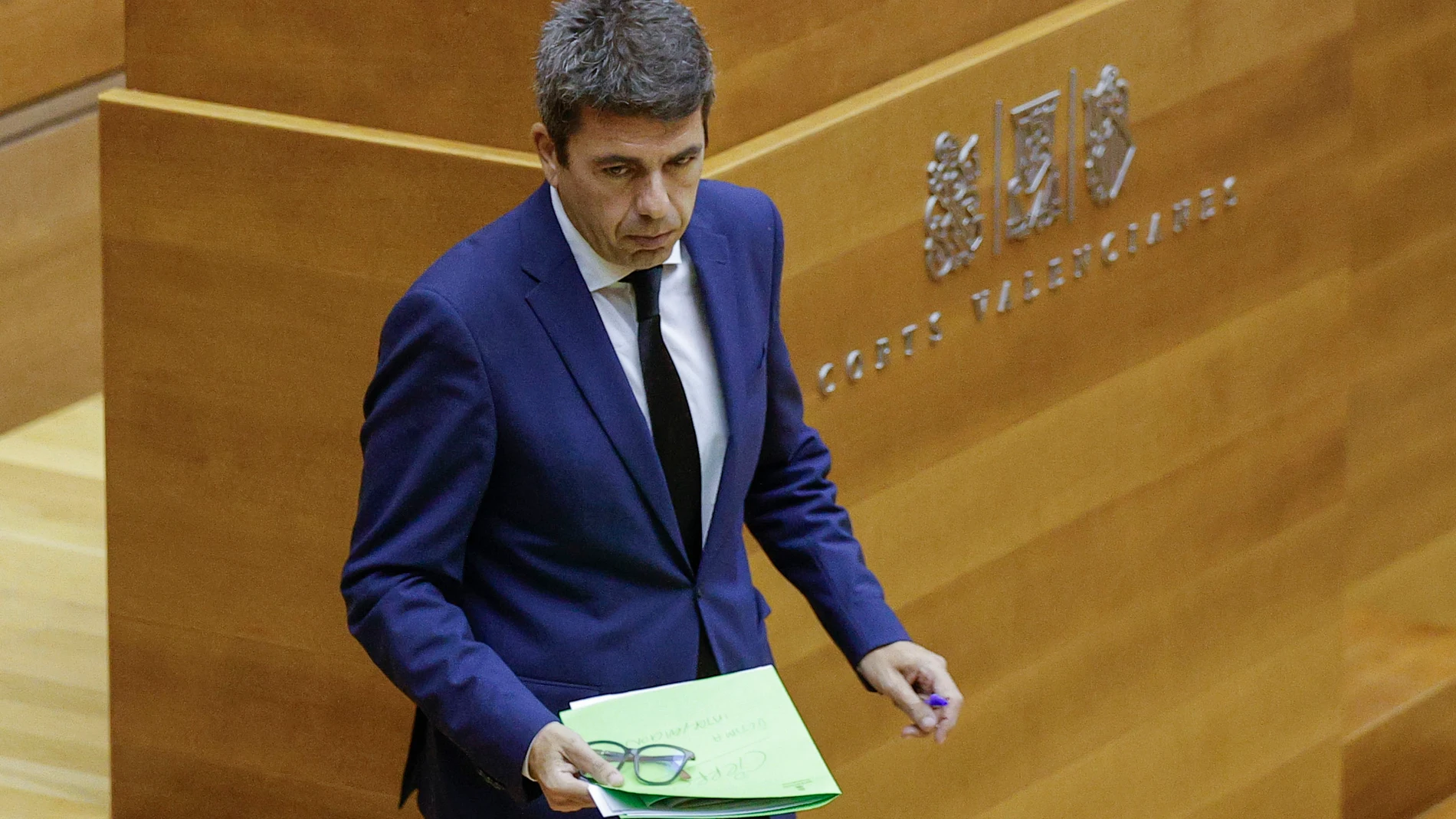 -FOTODELDÍA- VALENCIA (ESPAÑA), 15/11/2024.- El president de la Generalitat, Carlos Mazón, durante el pleno de este viernes en el que Mazón rinde cuentas de lo que hizo el 29 de octubre y explica cómo va a remodelar la estructura de su Gobierno para adaptarla a la reconstrucción. EFE/Manuel Bruque