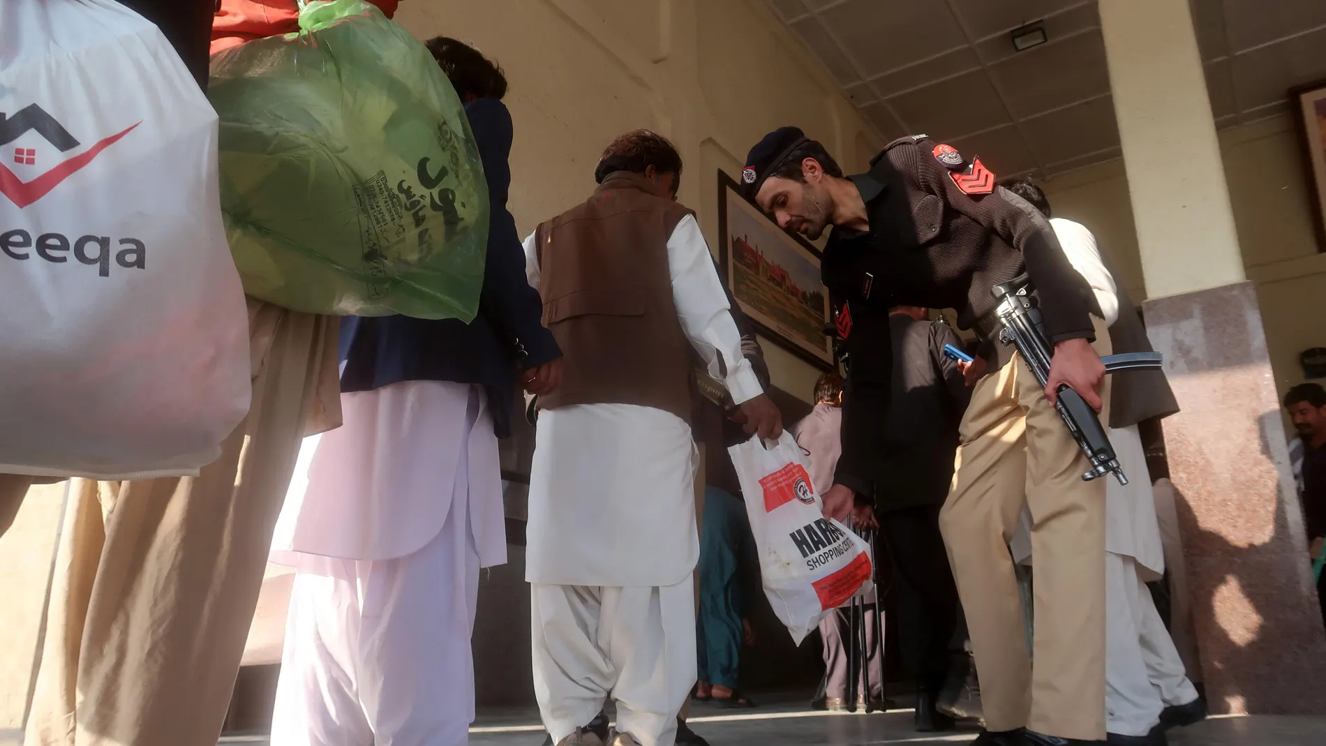 Quetta (Pakistan), 15/11/2024.- Pakistani security officials check the passengers' luggage at a railway station as the train service resumes after being suspended following a suicide bombing, in Quetta, the provincial capital of restive Balochistan province, Pakistan, 15 November 2024. A suicide bombing on 09 November at a train station in Quetta, Pakistan, claimed the lives of at least 24 people, including law enforcement personnel, as a Peshawar-bound express was about to depart, Quetta sen...
