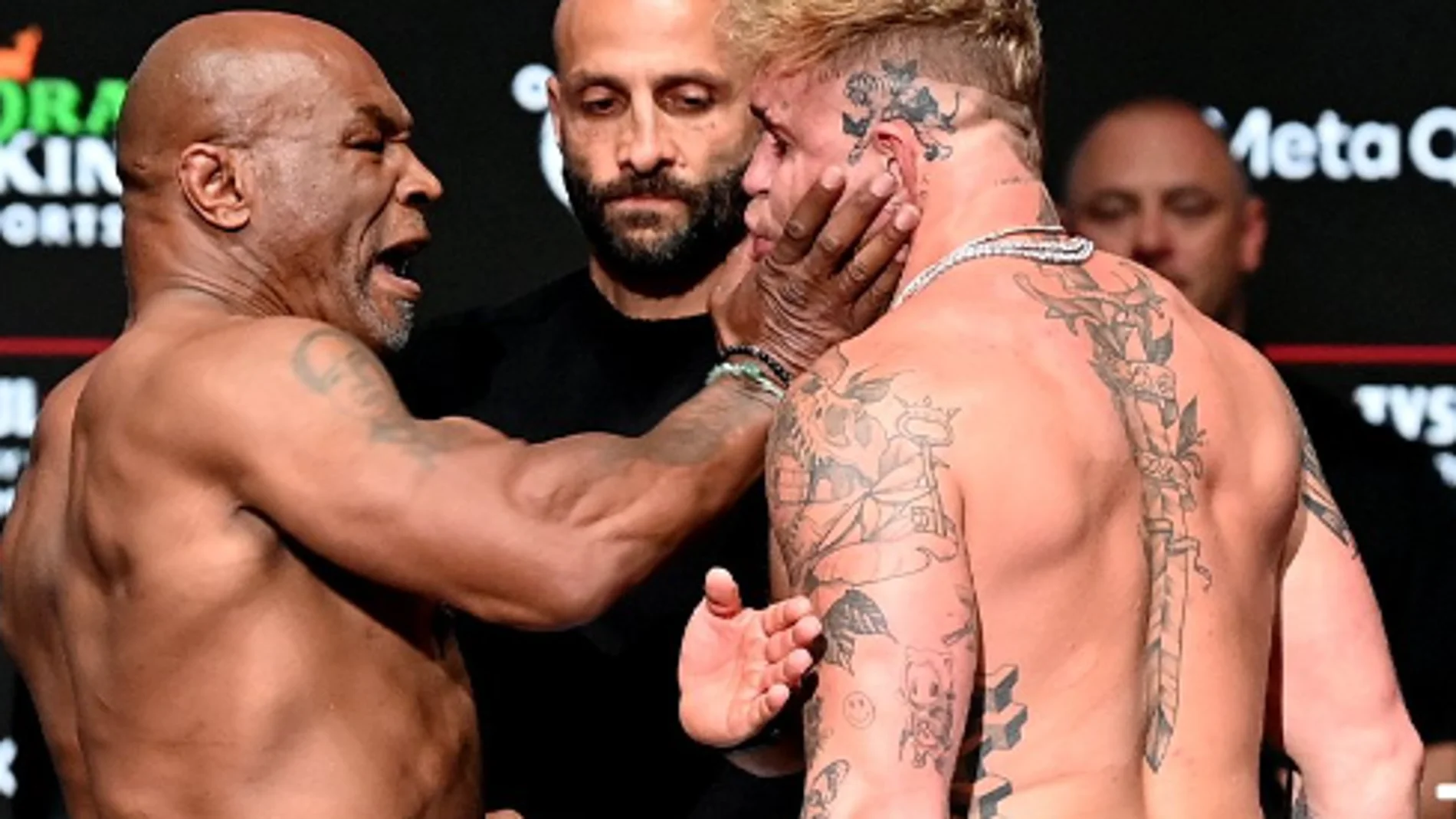 Mike Tyson golpea a Jake Paul en el último careo