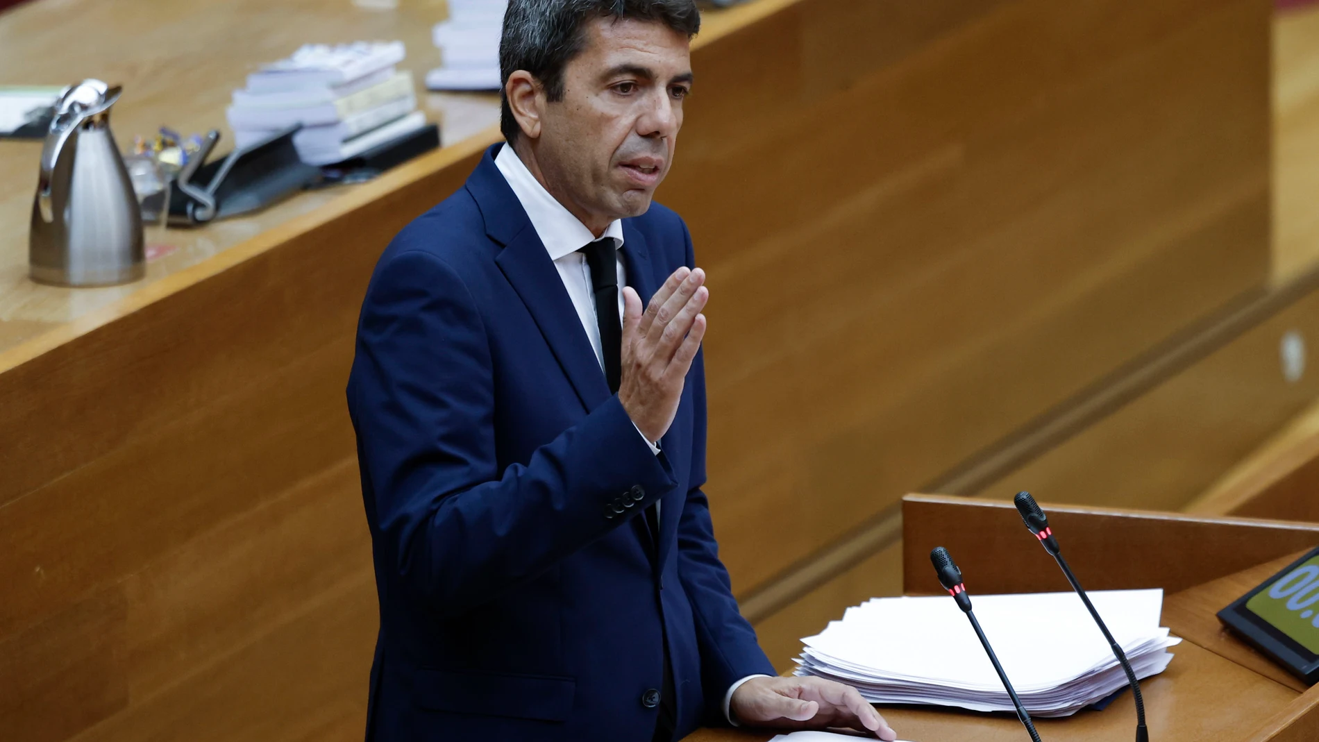 VALENCIA (ESPAÑA), 15/11/2024.- El president de la Generalitat, Carlos Mazón comparece en Les Corts durante el pleno de este viernes en el que rinde cuentas de lo que hizo el 29 de octubre y contar cómo va a remodelar la estructura de su gobierno para adaptarla a la reconstrucción. EFE/Biel Aliño