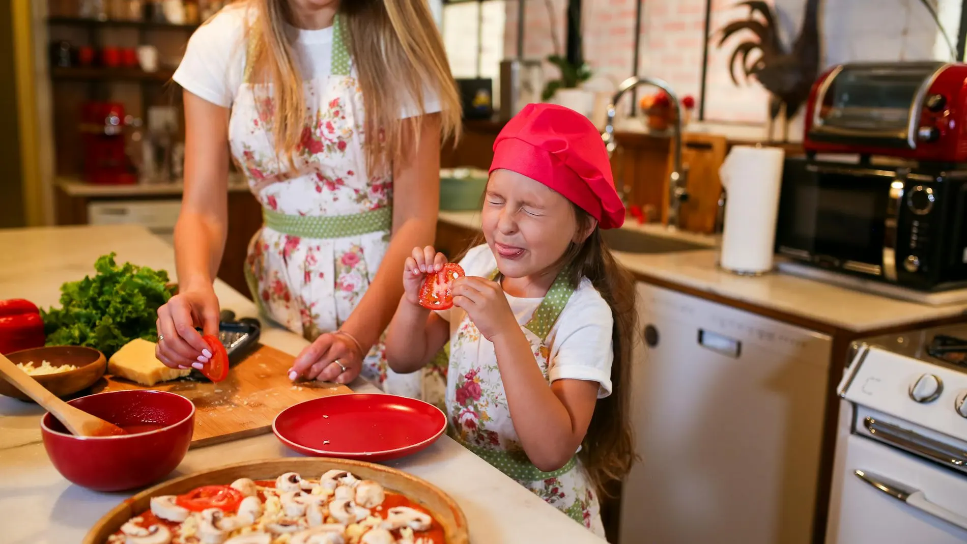 Niña haciendo una pizza de setas