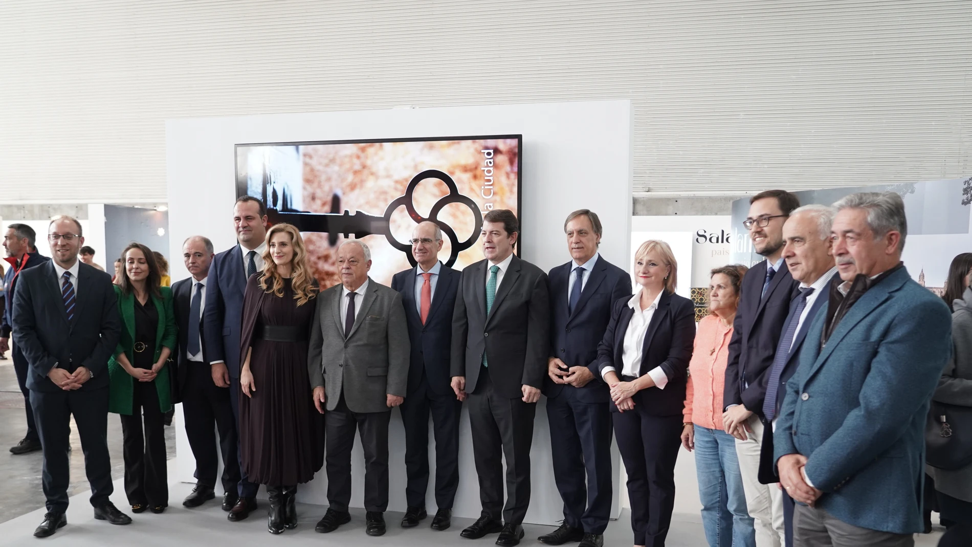 El presidente de Castilla y León, Alfonso Fernández Mañueco, junto a los consejeros Gonzalo Santonja y Leticia García en el stand de Salamanca de la Feria INTUR