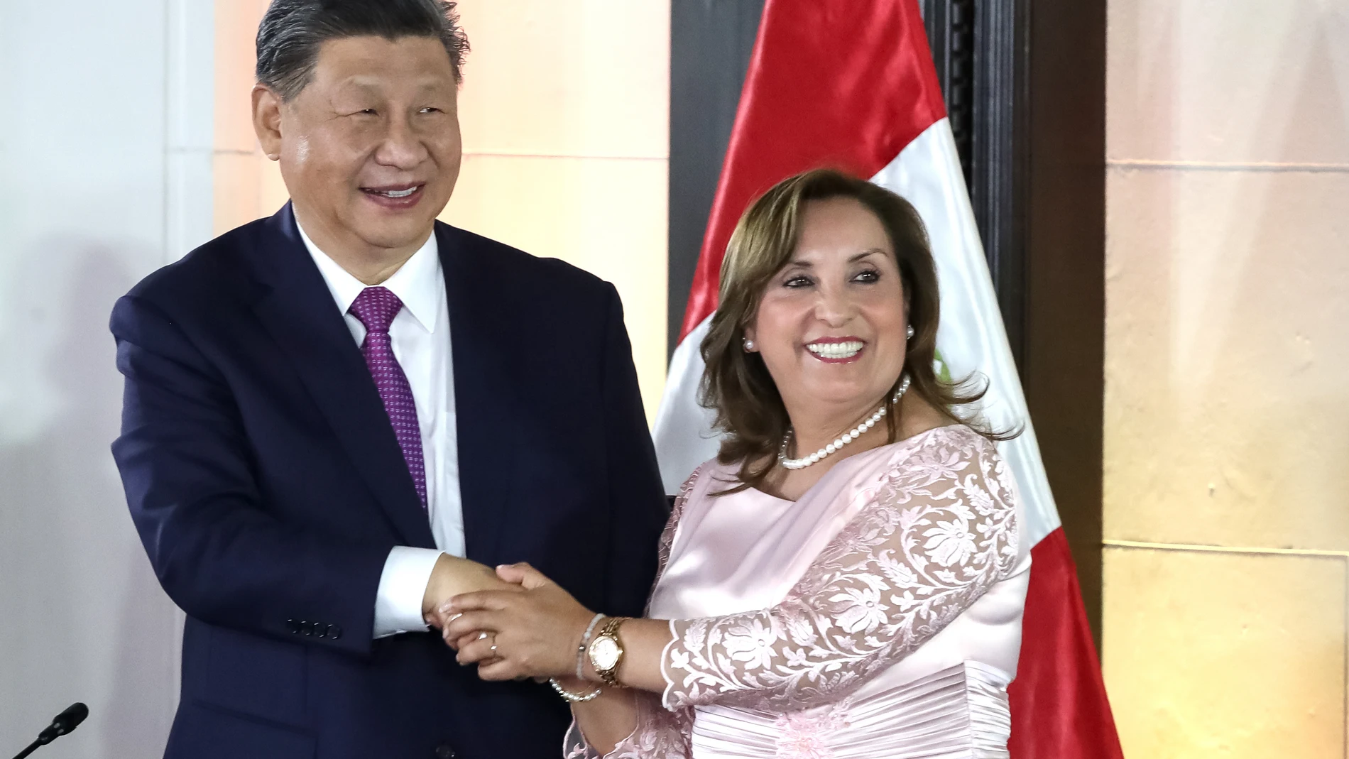 AME7330. LIMA (PERÚ), 14/11/2024.- La presidenta de Perú, Dina Boluarte, saluda al presidente de China, Xi Jinping, durante la inauguración del megapuerto de Chancay, este jueves, en el Palacio de Gobierno, en Lima (Perú). La presidenta peruana, Dina Boluarte, y su homólogo chino, Xi Jinping, inauguraron de manera remota el megapuerto de Chancay, ubicado a unos 70 kilómetros de Lima, que buscará convertirse en un puente que una comercialmente China con América Latina. EFE/ Paolo Aguilar