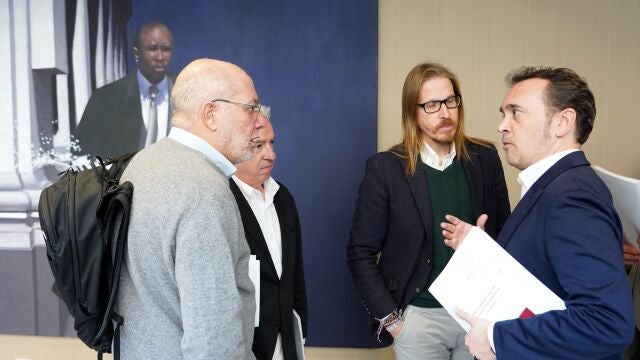 Gavilanes conversa con Igea, Pablo Fernández y Ángel Ceña