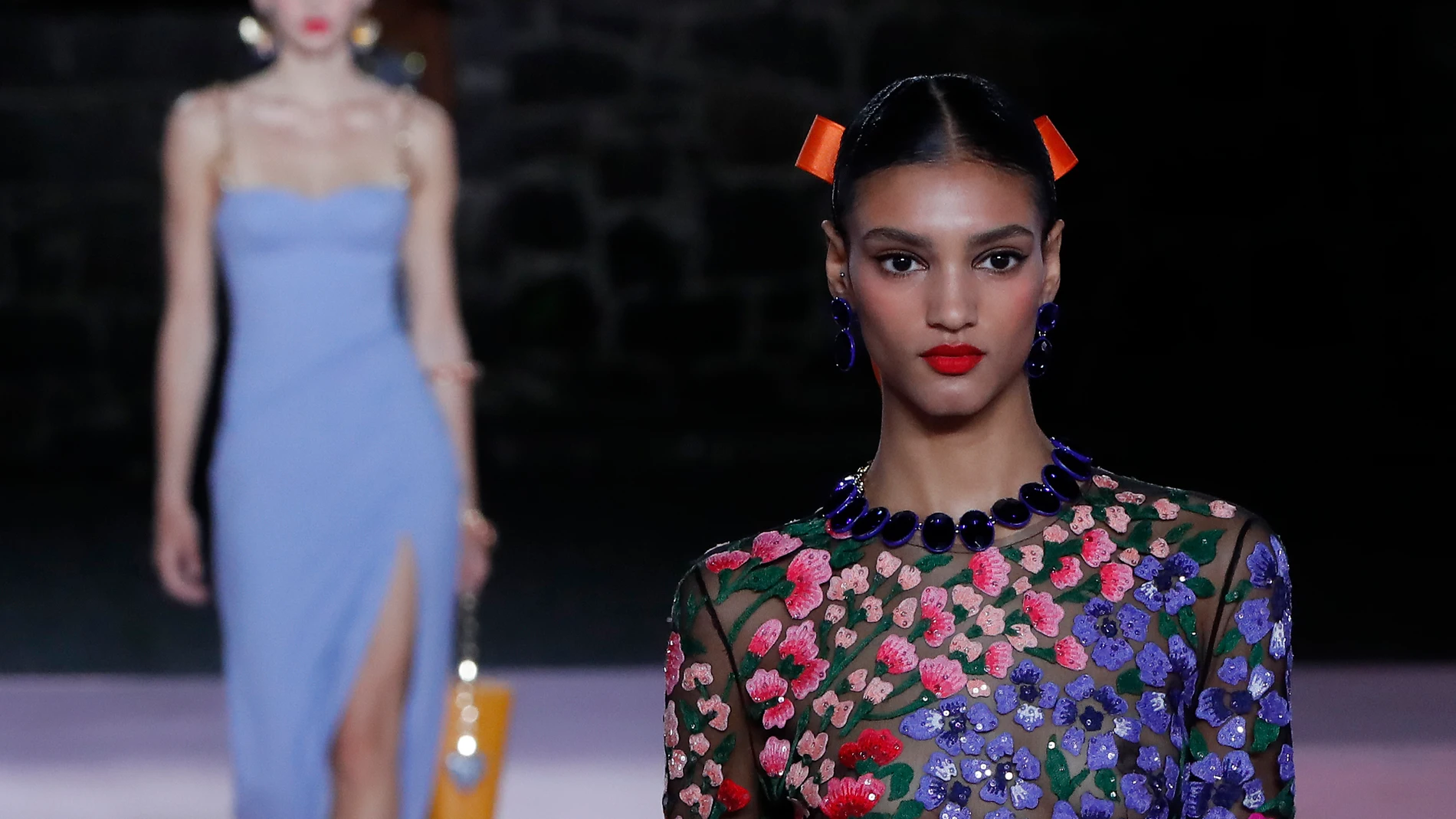 MEX5183. CIUDAD DE MÉXICO (MÉXICO), 14/11/2024.- Modelos lucen prendas de la marca Carolina Herrera este jueves, en el Museo Anahuacalli, en la Ciudad de México (México). La reconocida firma de moda Carolina Herrera presentó en Ciudad de México su colección Resort 2025 con un desfile en el icónico Museo Anahuacalli, en el que celebró los tejidos y los colores de la vibrante cultura mexicana. EFE/ Mario Guzmán