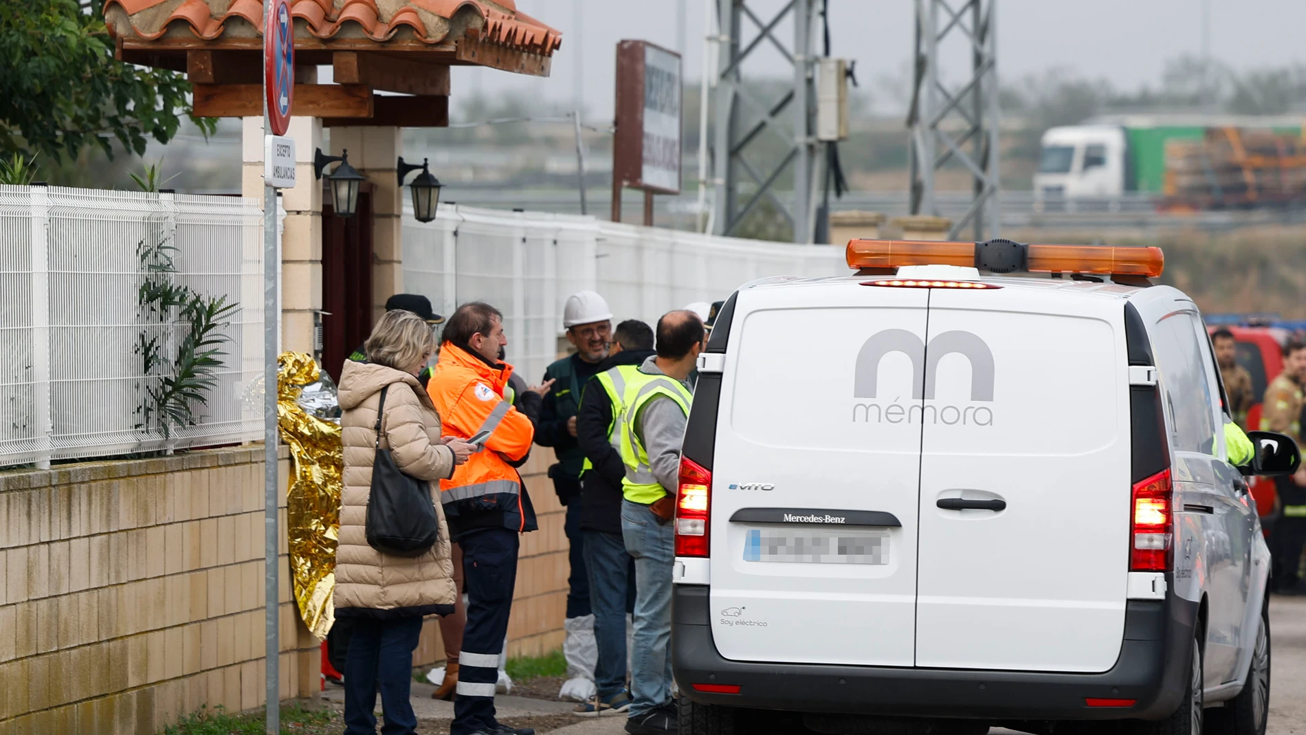 VILLAFRANCA DE EBRO (ZARAGOZA), 15/11/2024.- Miembros de los servicios de emergencia a las puertas de una residencia de mayores en Villafranca de Ebro, este viernes. El incendio declarado esta madrugada en una residencia de mayores de Villafranca de Ebro (Zaragoza), en el que han muerto diez personas, se desarrolló en un ala del edificio, de una sola planta, y provocó gran cantidad de humo, saturando prácticamente todo el recinto. Además de las diez víctimas mortales, al parecer por inhalació...