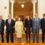 María Emilia Adán y Mayte Ledo (en el centro), junto a otros asistentes a la firma del convenio