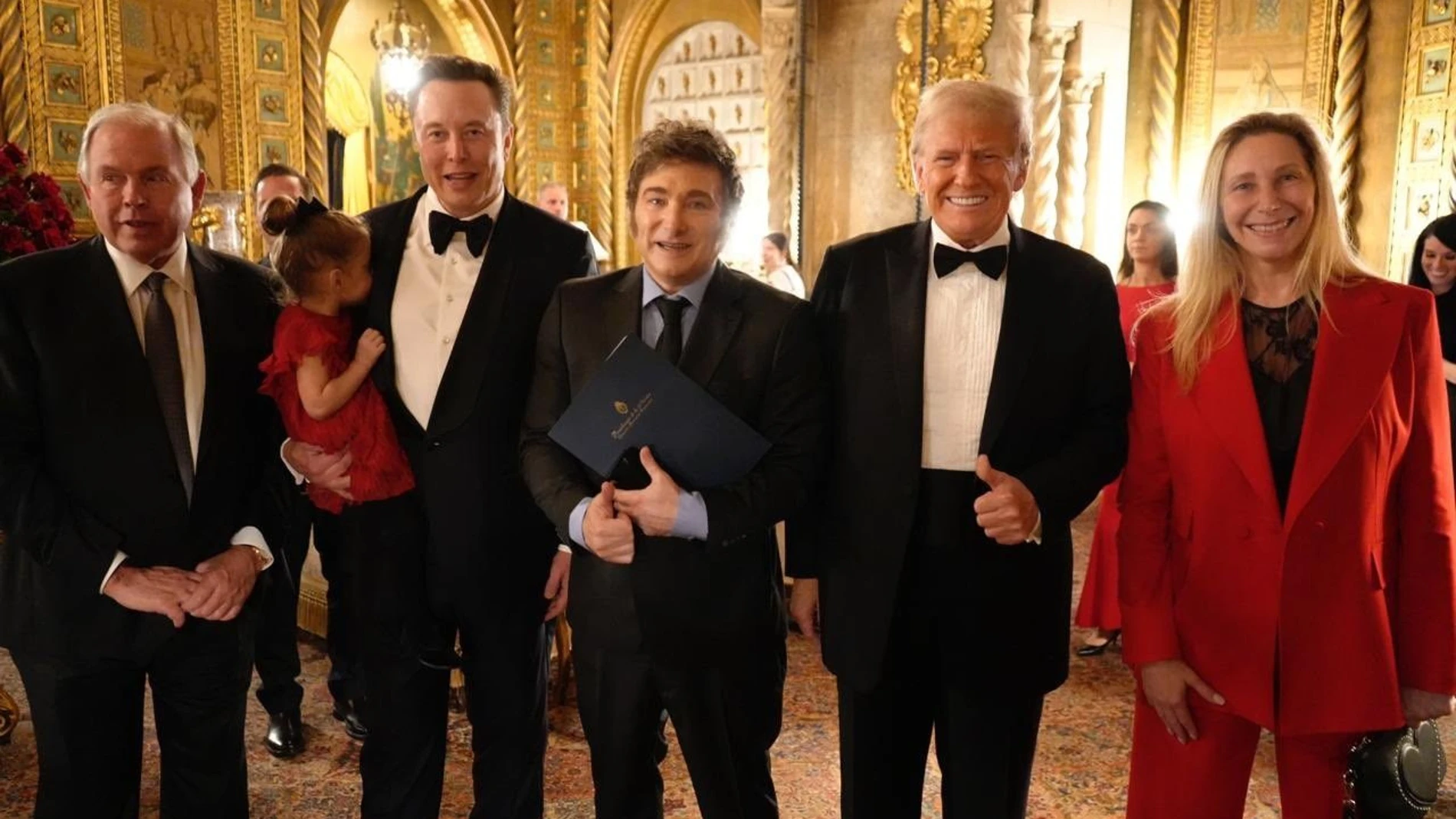 El presidente de Argentina, Javier Milei, junto al presidente electo de Estados Unidos, Donald Trump, y el multimillonario Elon Musk REMITIDA / HANDOUT por MANUEL ADORNI Fotografía remitida a medios de comunicación exclusivamente para ilustrar la noticia a la que hace referencia la imagen, y citando la procedencia de la imagen en la firma 15/11/2024