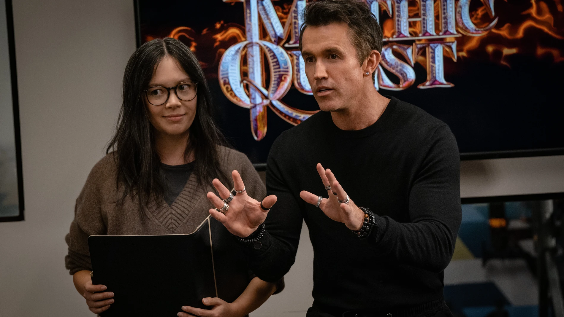 Charlotte Nicdao y Rob McElhenney en "Mythic Quest"