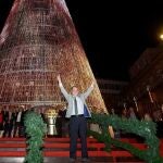 Caballero, con el árbol de Navidad ya encendido detrás. 