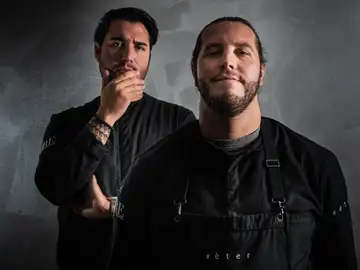 Sergio y Mario Tofé, los responsables de este local del Barrio de los Metales Sergio y Mario Tofé, los responsables de este local del Barrio de los Metales