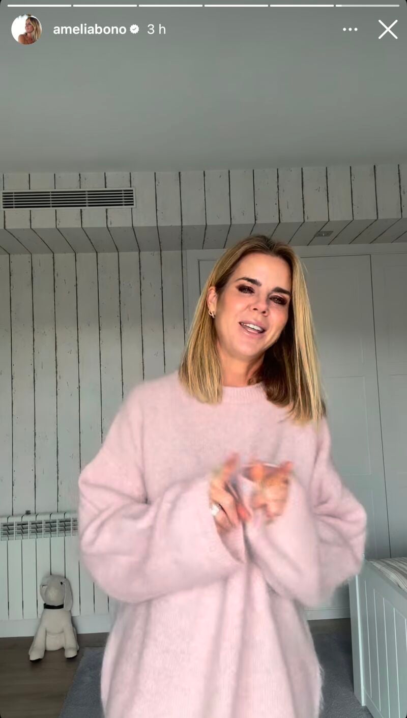 Amelia Bono con jersey de punto.
