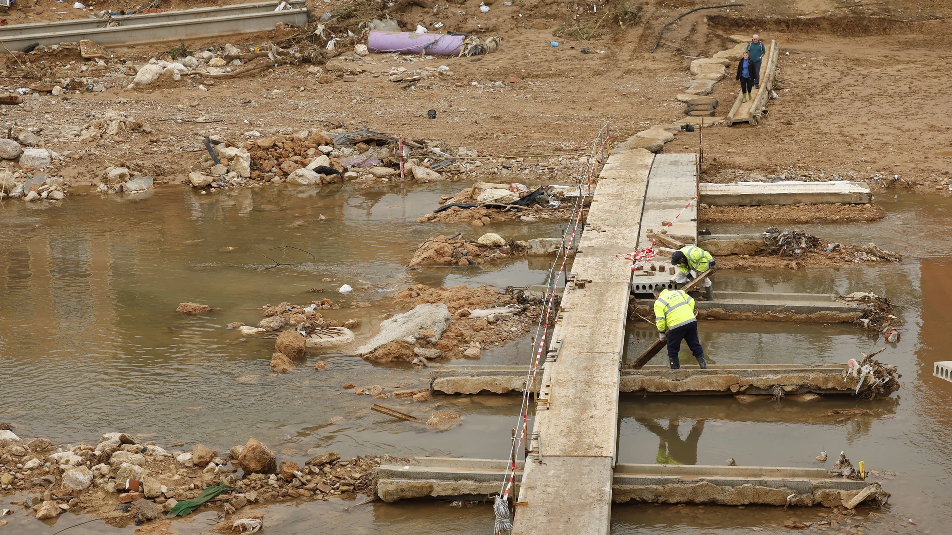 Vista de los trabajos de construcción de una pasarela tras la riada en el Barranco del Poyo, Picanya (Valencia), este sábado.