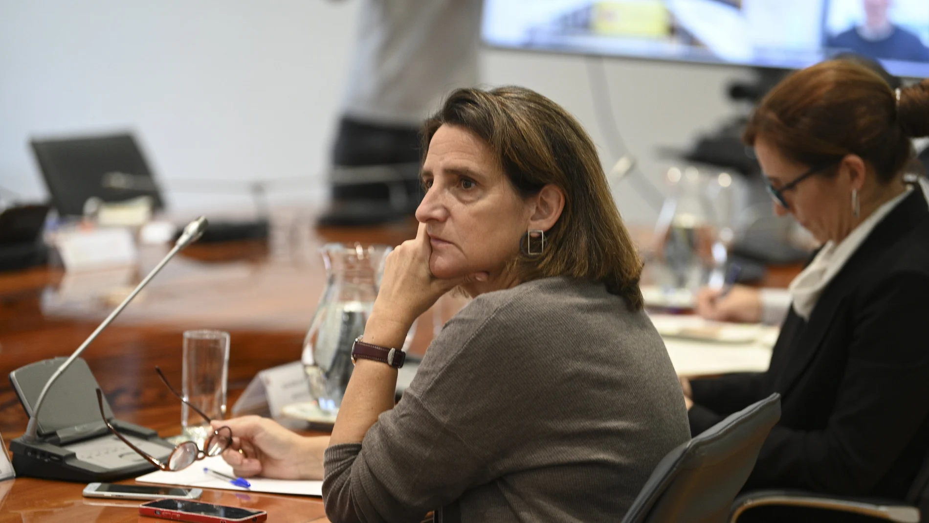 La vicepresidenta tercera del Gobierno y ministra para la Transición Ecológica y el Reto Demográfico, Teresa Ribera, durante la reunión del comité de crisis para el seguimiento de los efectos de la DANA celebrada este sábado.