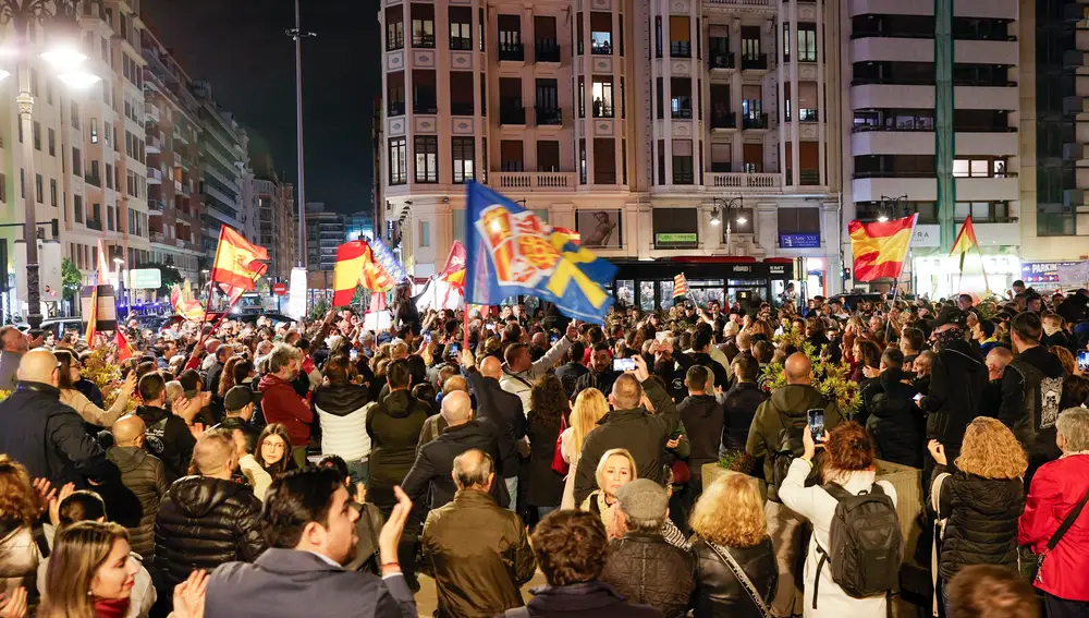 Centenares de personas piden en València la dimisión de Sánchez y Mazón por la dana