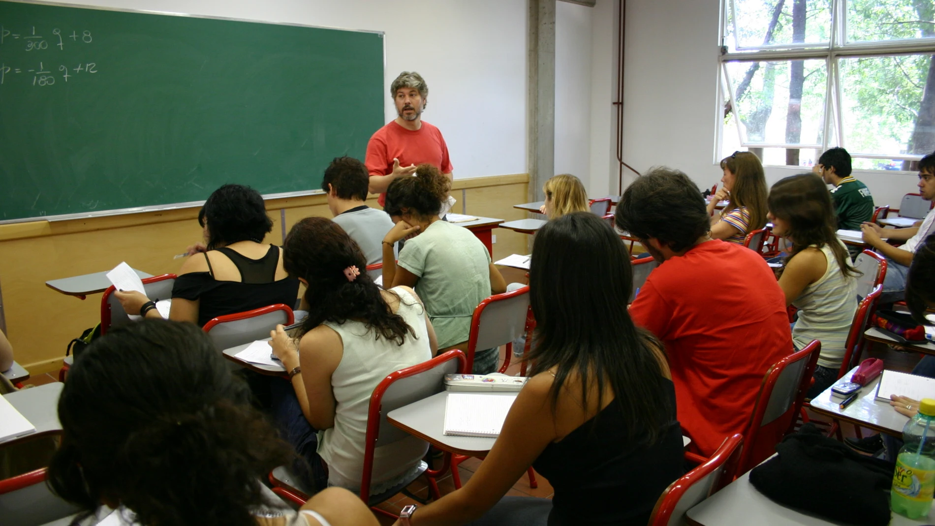 Un docenta en una clase con alumnos