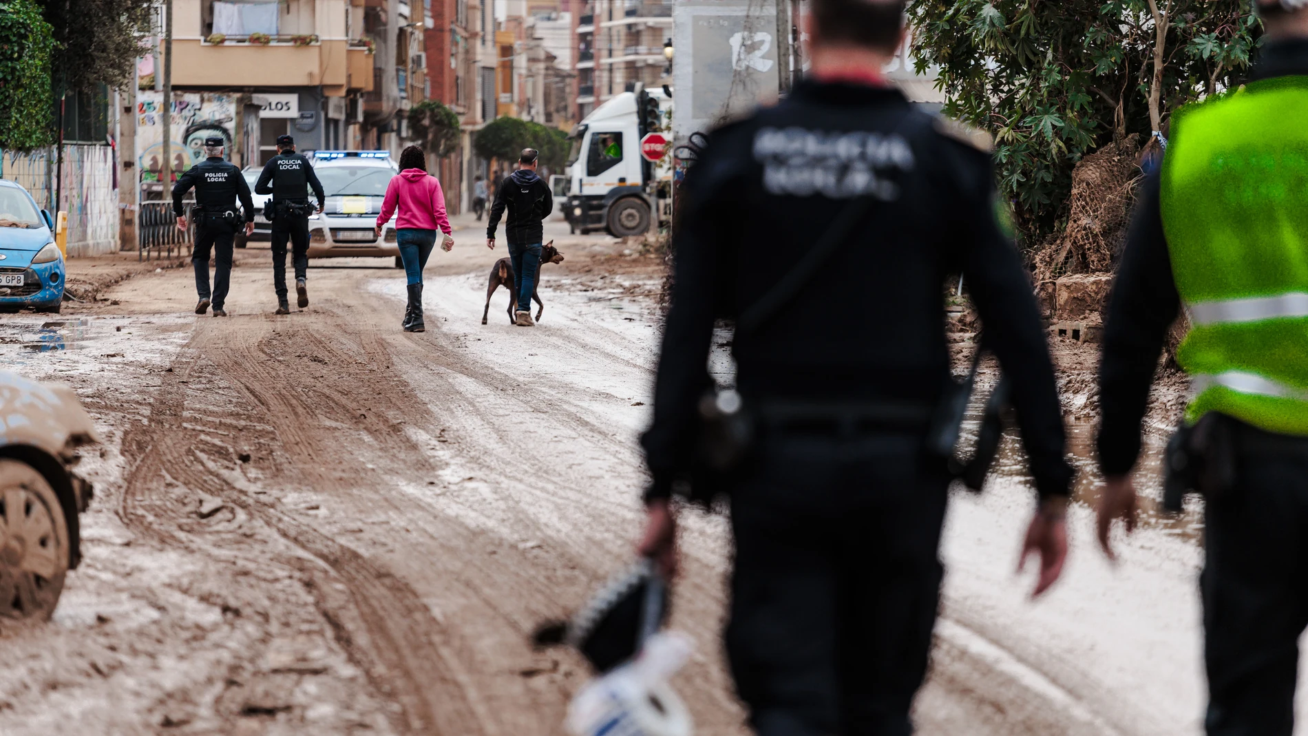 Agentes de la Policía en una zona afectada por la DANA, a 16 de noviembre de 2024, en Sedaví, Valencia, Comunidad Valenciana (España). El tercer fin de semana tras la DANA, que el pasado 29 de octubre arrasó la provincia de Valencia y deja ya más de 200 víctimas mortales, comienza hoy sin alertas meteorológicas activas en toda la Comunidad Valenciana, con restricciones de movilidad en cuatro carreteras para facilitar el desplazamiento de los medios desplegados y el transporte público y con má...