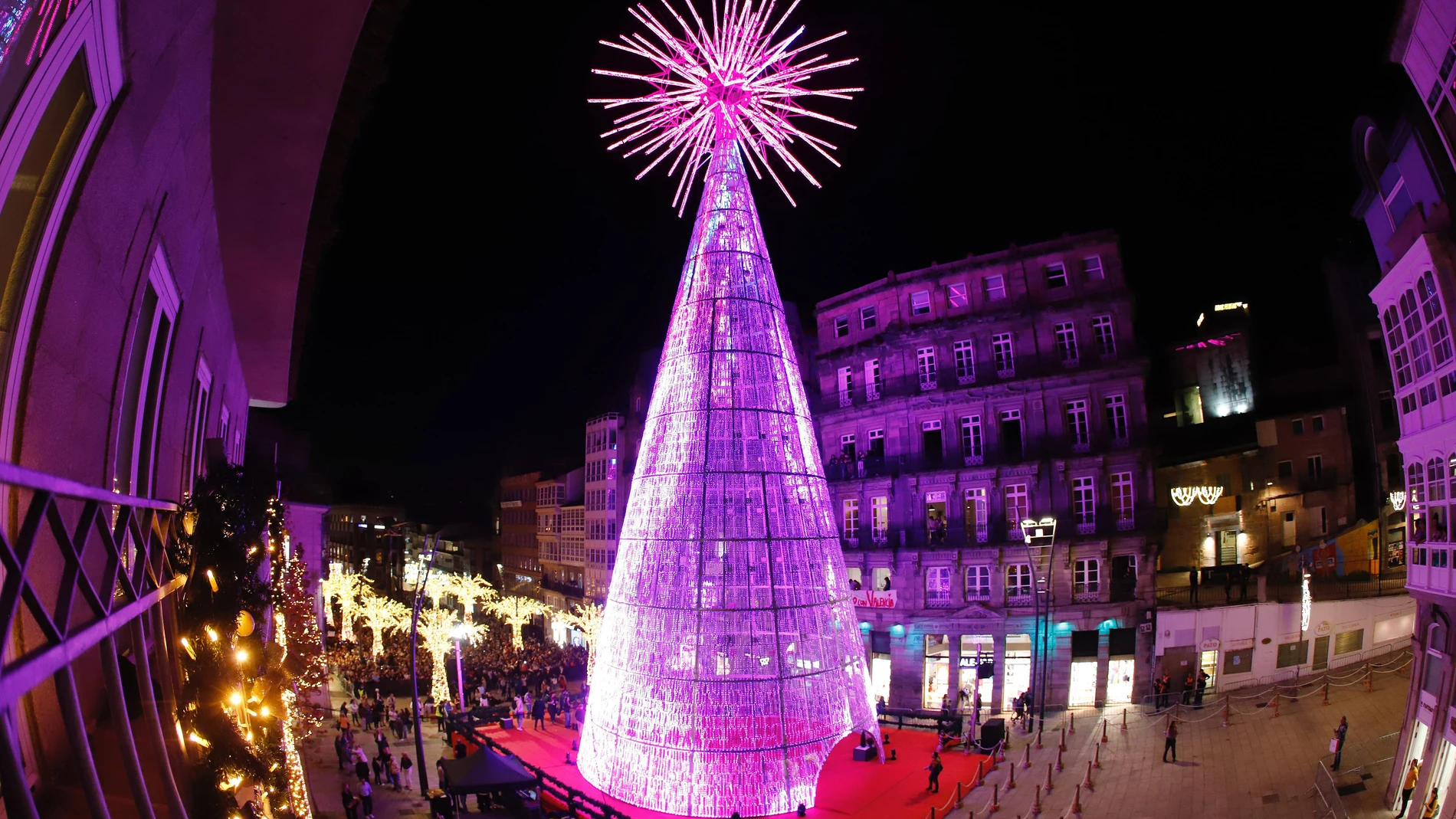 VIGO (PONTEVEDRA), 16/11/2024.- Detalle de un momento del encendido de las luces de Navidad en Vigo por parte del alcalde Abel Caballero, este sábado. EFE / Salvador Sas