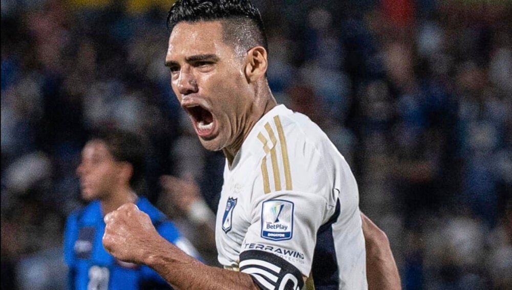 La insólita protesta de los hinchas de Millonarios en Colombia: lluvia ...