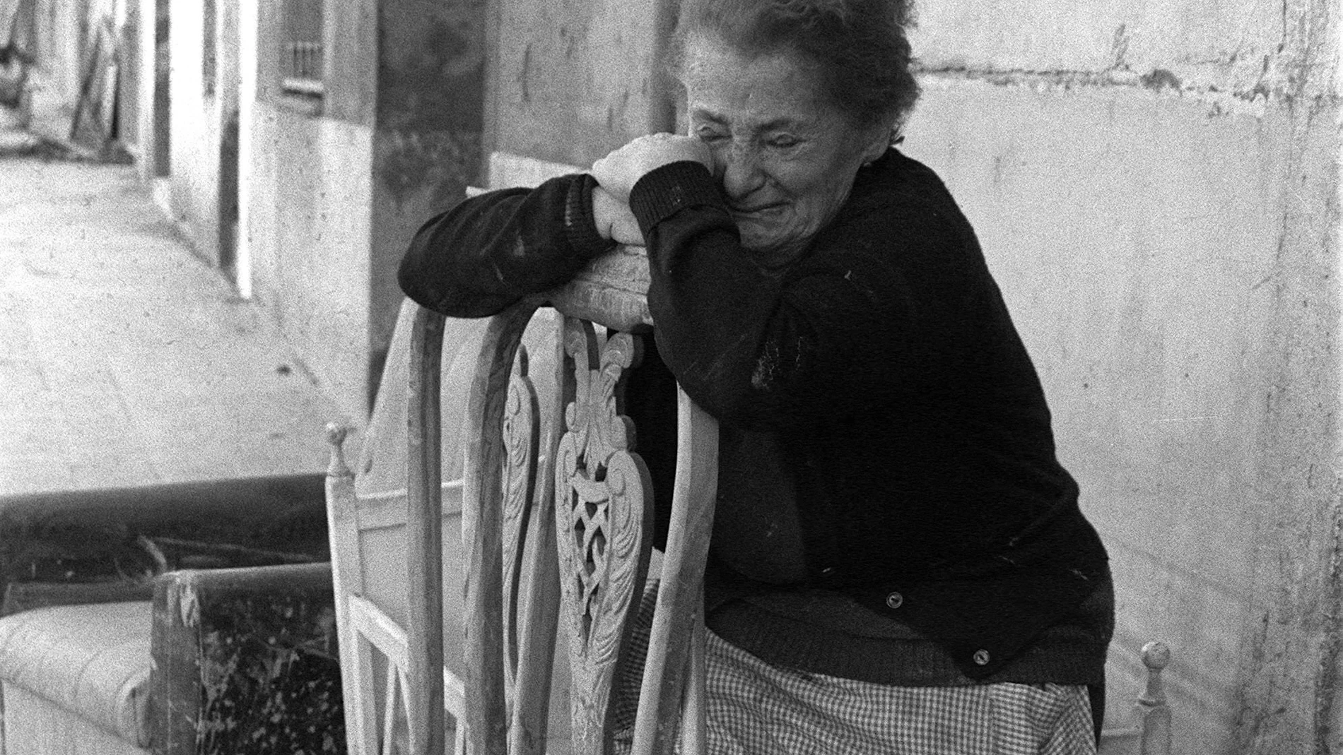 Una mujer afectada por la pantanà de Tous llora desconsolada ante la tragedia