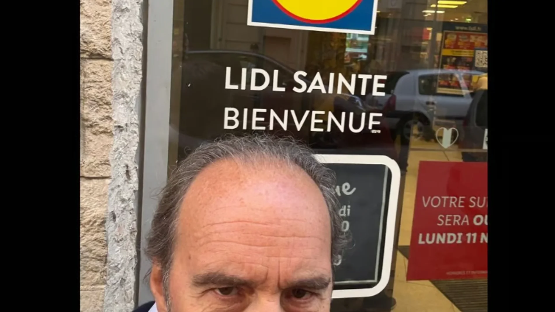 El multimillonario francés Xavier Niel, dueño de Free, a la puerta de un Lidl en Marsella retando a un internauta