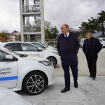 El presidente de la Diputación de Segovia, Miguel Ángel de Vicente, pasa revista a los nuevos vehículos