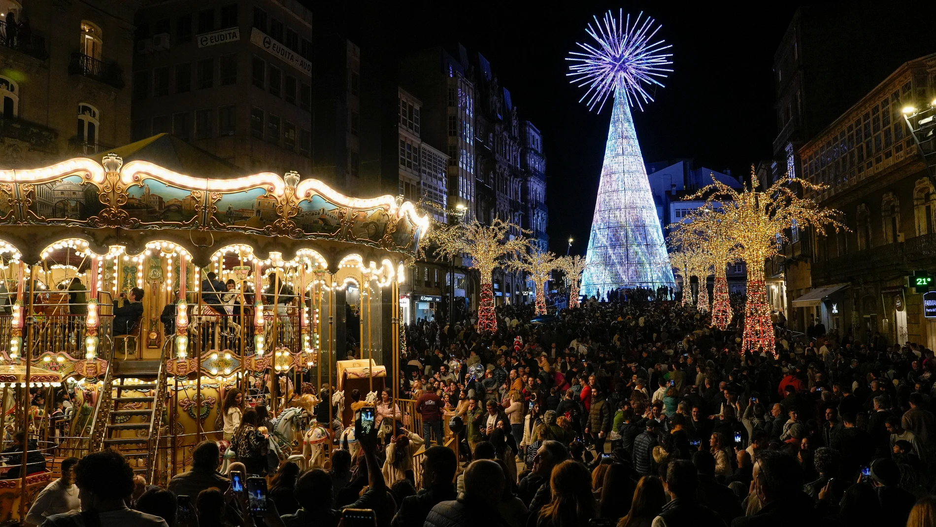 Cientos de personas asisten al encendido de las luces de Navidad en Porta do Sol, a 16 de noviembre de 2024, en Vigo, Pontevedra, Galicia (España). Este año el árbol es más grande, superando los 45 metros, y coronado por una estrella gigante de 17 metros de diámetro. Además el árbol es transitable, ofrecerá espectáculos de luces y música cada hora de 18.30 a 21.30 y estará acompañado por otros ocho árboles de luces en lugar de decoración colgante. 16 NOVIEMBRE 2024;LUCES;DECORACIÓN NAVIDAD;N...