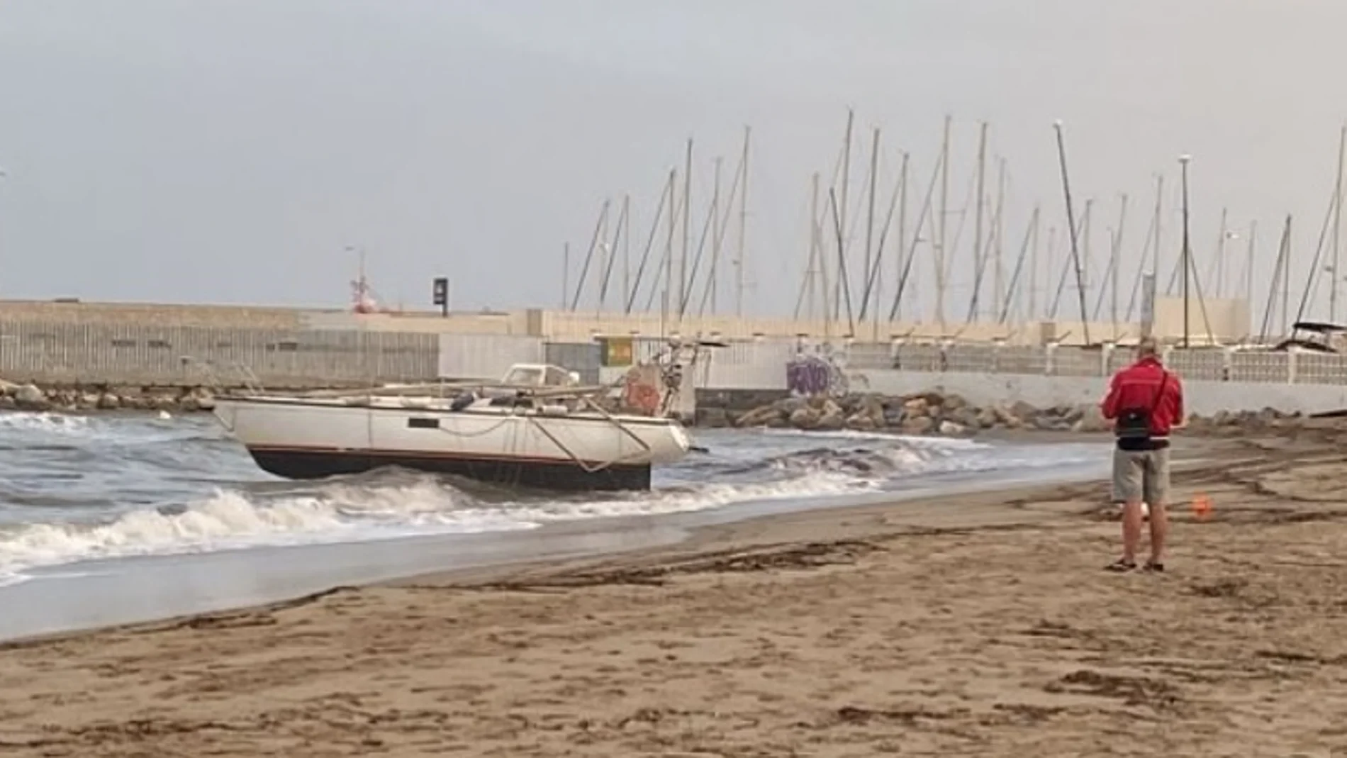Hallan un cadáver en un velero encallado en una playa de Fuengirola (Málaga)