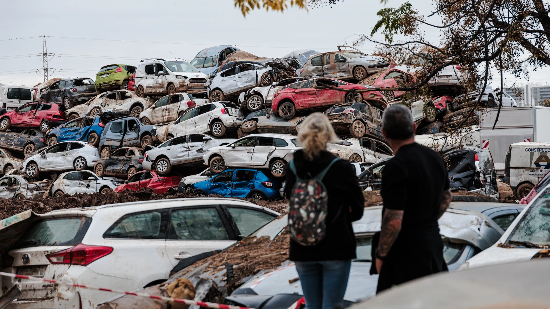 Coches amontonados en una zona afectada por la DANA, a 16 de noviembre de 2024, en Sedaví, Valencia, Comunidad Valenciana (España). El tercer fin de semana tras la DANA, que el pasado 29 de octubre arrasó la provincia de Valencia y deja ya más de 200 víctimas mortales, comienza hoy sin alertas meteorológicas activas en toda la Comunidad Valenciana, con restricciones de movilidad en cuatro carreteras para facilitar el desplazamiento de los medios desplegados y el transporte público y con más 2...