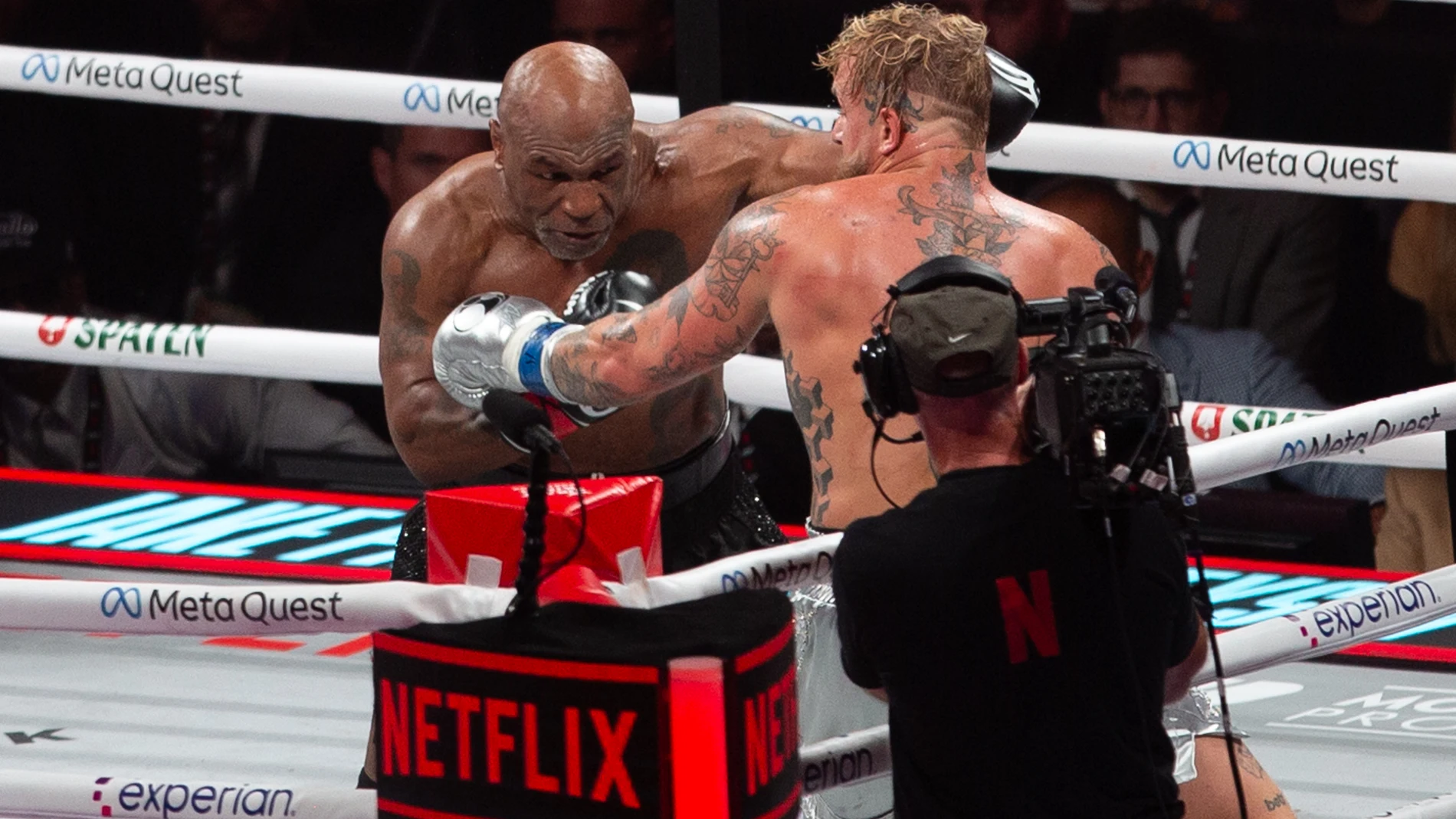 ARLINGTON TX (ESTADOS UNIDOS), 15/11/2024.-El ex 'youtuber' Jake Paul (d) se enfrenta al ex campeón mundial de los pesos pesados Myke Tyson (i) la noche del viernes en el AT&T Stadium en la ciudad de Arlington (Estados Unidos). Paul superó por decisión unánime a Mike Tyson, considerado uno de los mejores boxeadores de la historia, en el AT&T Stadium en Arlington, Texas. EFE/ Carlos Ramírez
