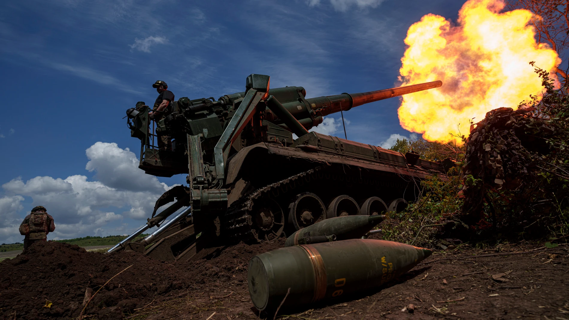 FILE - Ukrainian soldiers fire toward Russian positions at the front line in Donetsk region, Ukraine, Monday, June 24, 2024. (AP Photo/Evgeniy Maloletka, File)