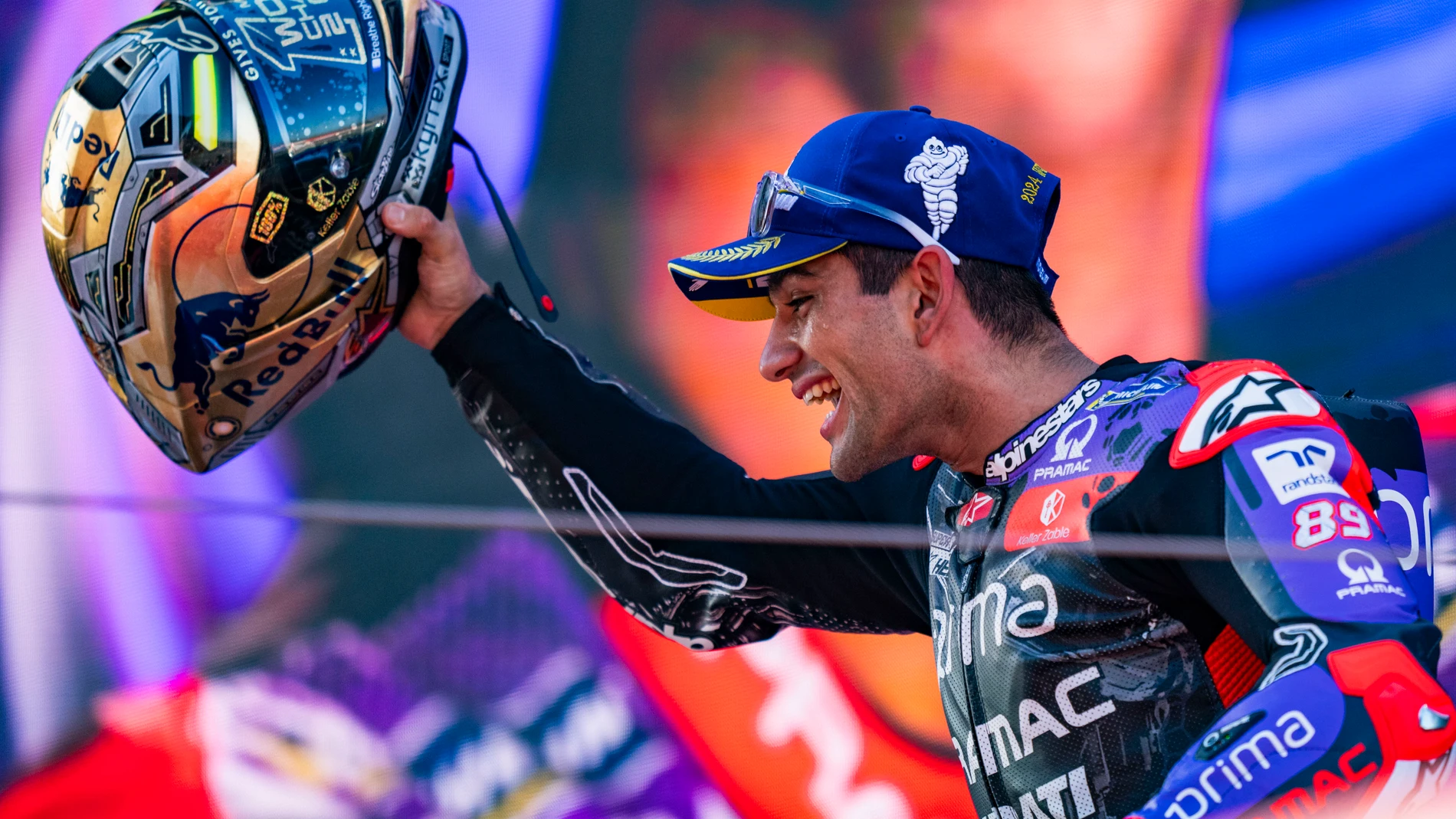 MONTMELÓ (BARCELONA), 17/11/2024.- El español Jorge Martín celebra tras su conquista del Campeonato del Mundo al quedar tercero en el Gran Premio Barcelona Solidaridad de MotoGP celebrado en el circuito de Montmeló, este domingo. EFE/ Siu Wu